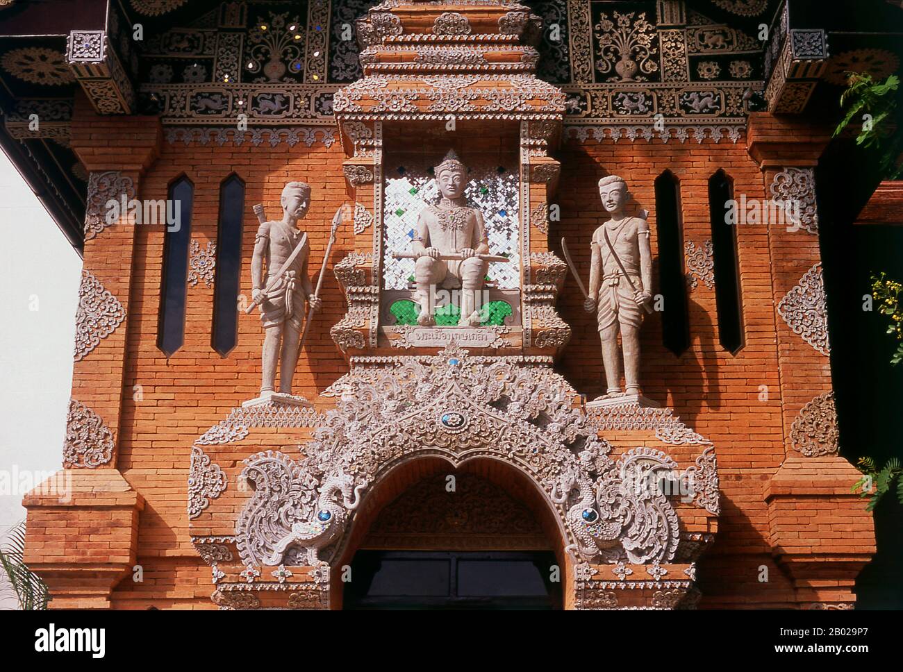 Wat Lok Moli oder "Topknot der Welt" wird von König Ku Na, dem 6. König der Mangrai-Dynastie (1263-1578), gegründet, der zwischen 1367 und 1388 von Chiang Mai aus das Königreich Lan Na regierte. Es war wahrscheinlich ein königlicher Tempel, da die nördliche Seite der Stadt damals ein königliches Revier war; sicherlich genoss das Heiligtum eine lange und enge Verbindung mit den Mangrai-Herrschern. Laut einer Mitteilung am Südeingang des Tempels lud König Ku Na eine Gruppe von zehn aus Birma stammenden Monstern ein, in Chiang Mai zu leben und Lok Moli als Residenz für sie zu bieten. Der riesige Chedi t Stockfoto