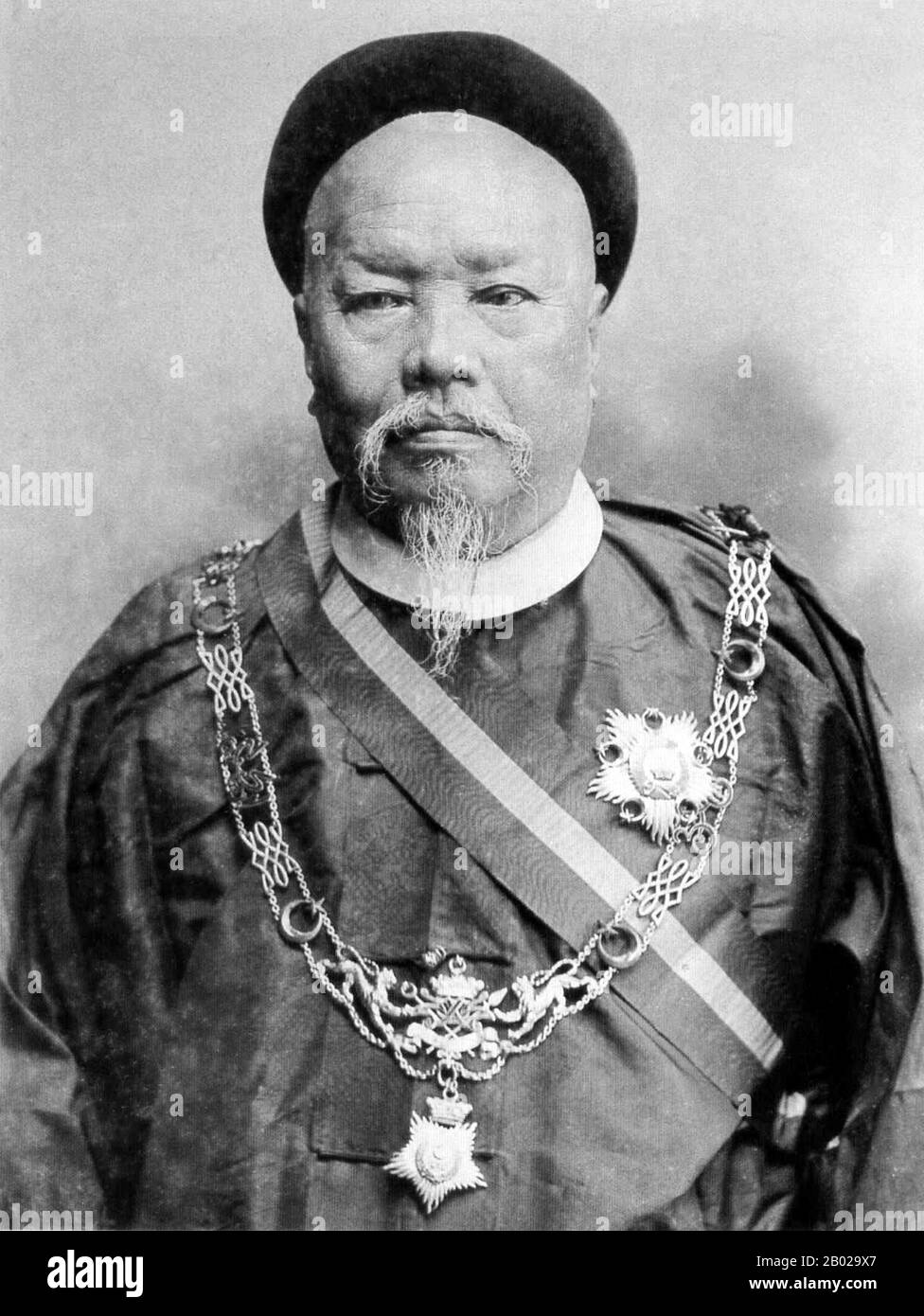 Malaya/Malaysia: Tan Hiok Nee (1827–21. Mai 1902), Major China of Johor (R. 1870–1875), mit britischer Medaille, 19. Jahrhundert. Tan Hiok Nee, auch bekannt als Tan Yeok Nee, war der Anführer der Ngee Heng Kongsi von Johor und folgte Tan Kee bald um 1864 nach. Er verwandelte die Ngee Heng Kongsi von Johor von einer quasi-militärischen revolutionären Bruderschaft, die in der ländlichen Siedlung Kangkar Tebrau ansässig war, in eine Organisation von Kapitanen, Kängurus und Einnahmebauern, die in der Staatshauptstadt Johor Bahru ansässig waren. Stockfoto