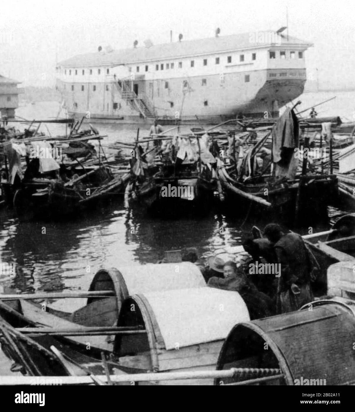 China: Ein Opiumlagerhulk am Huangpu-Fluss bei Shanghai, um 1885. Opiummohn, Papaver somniferum, ist die Pflanzenart, aus der Opium und Mohn gewonnen werden. Opium ist die Quelle vieler Opiate, einschließlich Morphin, Thebain, Codein, Papaverin und Noscapin. Der lateinische botanische Name bedeutet „schlafenden Mohn“ und bezieht sich auf die sedierenden Eigenschaften einiger dieser Opiate. Stockfoto