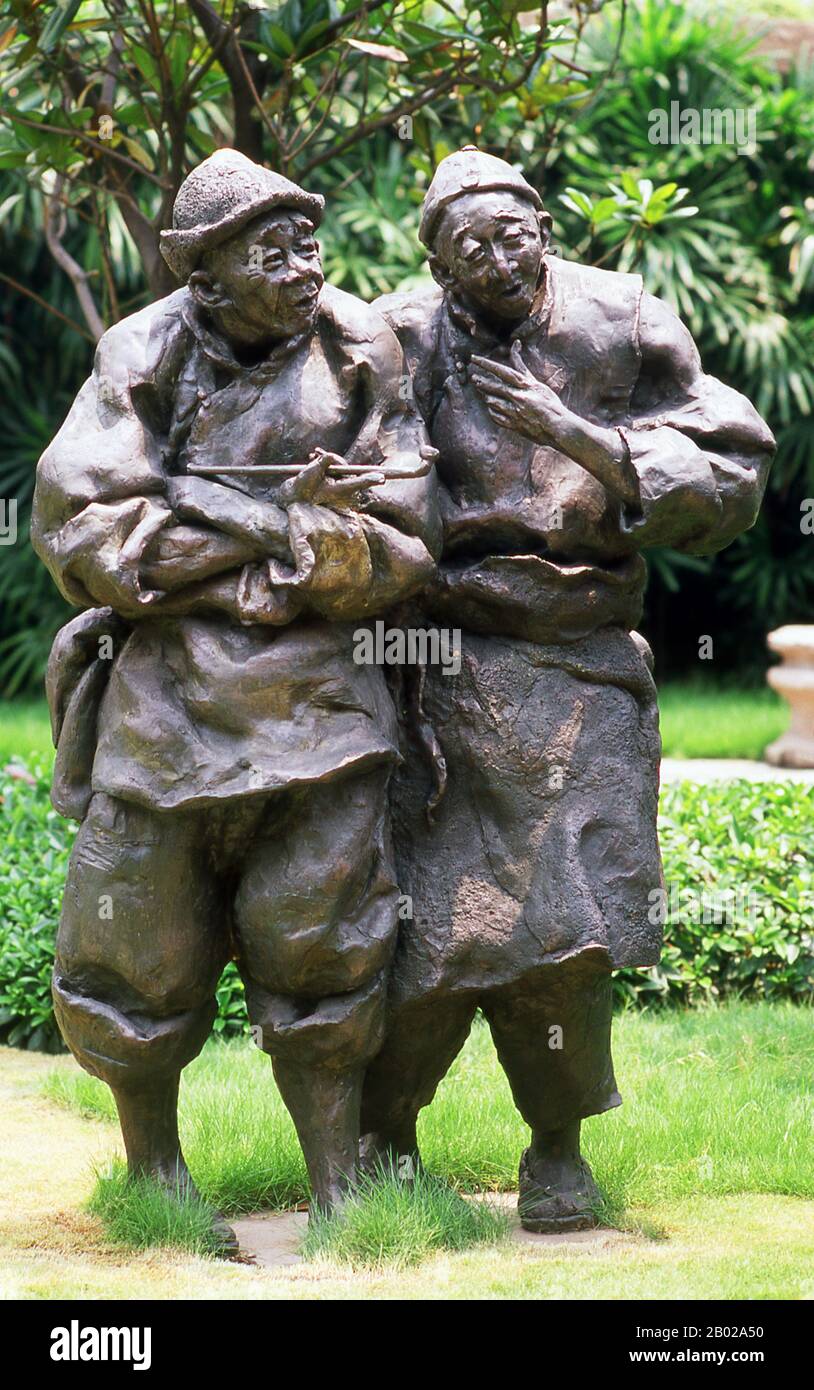 China: Ah Q (links) und Freund, aus „The True Story of Ah Q“, einem Roman von Lu Xun (25. September 1881 bis 19. Oktober 1936), Chen Family Temple (Chenjia Si), Guangzhou, Provinz Guangdong. Lu Xun (oder Lu Hsun) war der Pseudonym von Zhou Shuren (Chou Shu-jen), einem der bedeutendsten chinesischen Schriftsteller des 20. Jahrhunderts. Viele betrachteten ihn als Begründer der modernen chinesischen Literatur, schrieb er sowohl in Baihua (der Volkssprache) als auch in klassischem Chinesisch. Lu Xun war Autor, Redakteur, Übersetzer, Kritiker, Essayist und Dichter. In den 1930er Jahren wurde er Chef der Chinesischen Liga der Linksschreiber. Stockfoto