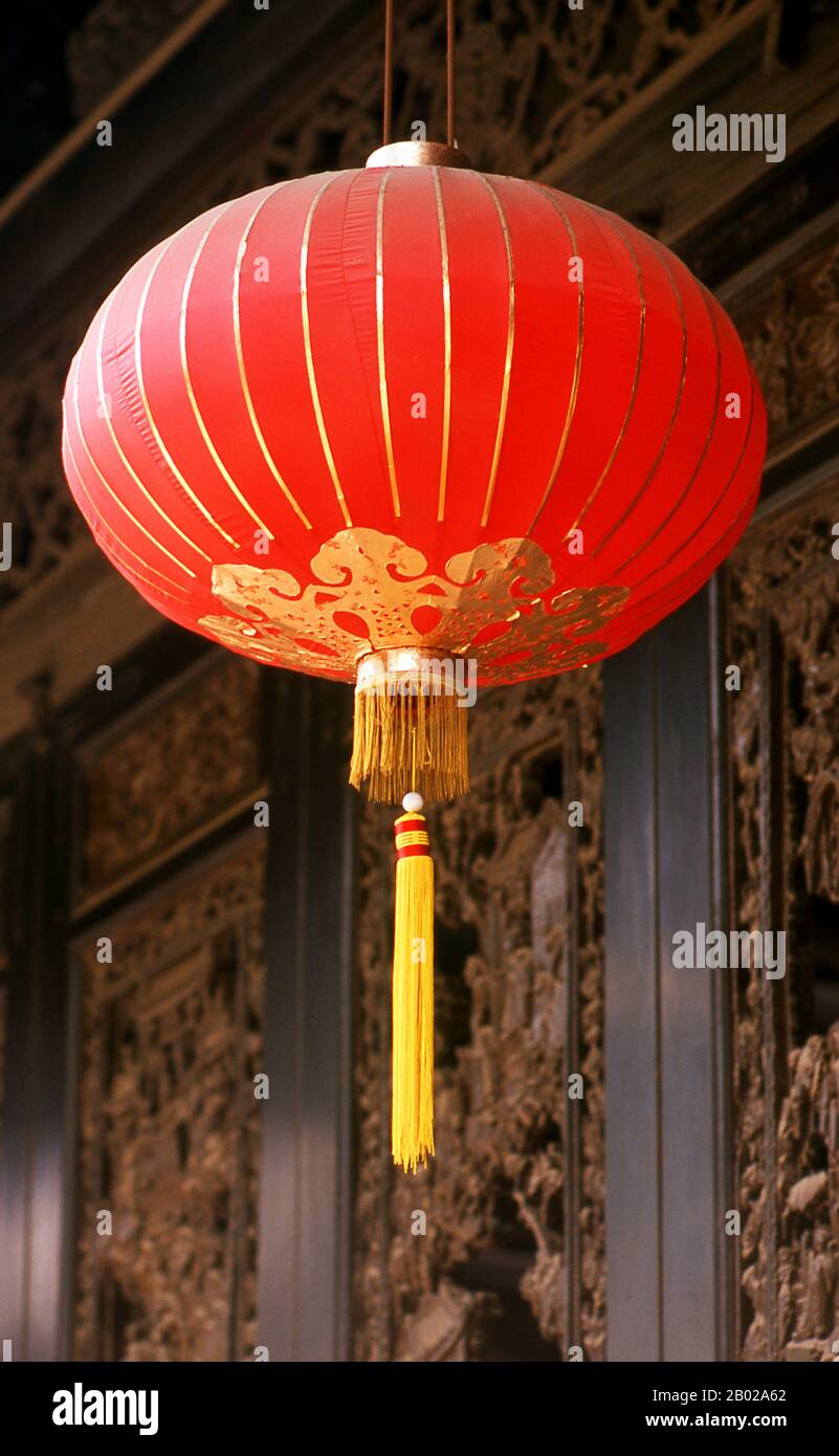 Der Chen-Familientempel (Chenjia Si), auch Chen-Clan-Akademie genannt (vereinfachtes Chinesisch: 陈家祠; traditionelles Chinesisch: 陳家祠; Pinyin: Chén Jiā Cí), wurde 1894 von den 72 Chen-Clans (in Kantonesisch meist romanisiert) erbaut und ist ein akademischer Tempel in Guangzhou (Kanton). Die Akademie wurde für die Jüngeren der Clans gebaut, ein Ort, an dem sie leben und sich auf die imperialen Prüfungen während der Qing-Dynastie vorbereiten konnten. Stockfoto