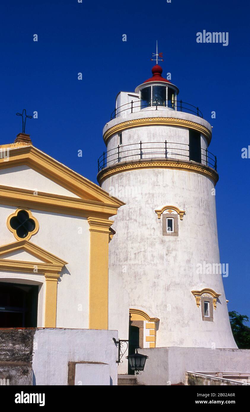 Die Festung Guia (Portugiesisch: Fortaleza da Guia; Chinesisch: 東望洋炮台) ist ein historisches Militärfort, eine Kapelle und ein Leuchtturmkomplex. Das Fort und die Kapelle wurden zwischen 1622 und 1638 erbaut, nach einem erfolglosen Versuch der Niederlande, Macau von Portugal aus einzunehmen. Der Leuchtturm wurde zwischen 1864 und 1865 erbaut, der erste Leuchtturm im westlichen Stil in Ostasien oder an der chinesischen Küste. Macau war sowohl die erste als auch letzte europäische Kolonie in China. Im Jahr 1535 erhielten portugiesische Händler die Rechte, Schiffe in den Häfen von Macau zu verankern und zu handeln, jedoch nicht das Recht, an Land zu bleiben. Um 1552-53, Stockfoto