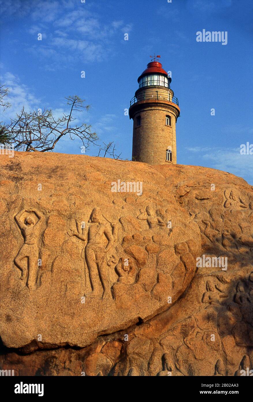 Indien: Der Leuchtturm (erbaut 1894) über einem Felsrelief aus dem 7. Jahrhundert n. Chr., Mahabalipuram, Staat Tamil Nadu. Mahabalipuram, auch bekannt als Mamallapuram, ist eine alte historische Stadt und war schon im 1. Jahrhundert n. Chr. ein geschäftiger Seehafen. Im 7. Jahrhundert war sie die wichtigste Hafenstadt der südindischen Pallava-Dynastie. Die historischen Denkmäler, die heute zu sehen sind, wurden größtenteils zwischen dem 7. Und 9. Jahrhundert n. Chr. errichtet. Stockfoto
