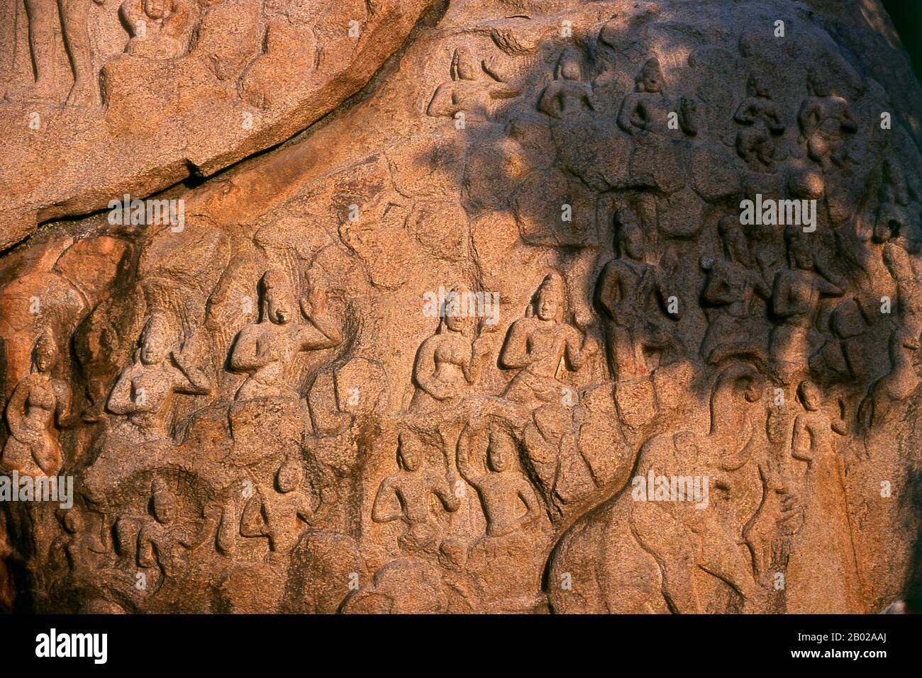 Indien: Ein Felsrelief aus dem 7. Jahrhundert n. Chr., Mahabalipuram, Staat Tamil Nadu. Mahabalipuram, auch bekannt als Mamallapuram, ist eine alte historische Stadt und war schon im 1. Jahrhundert n. Chr. ein geschäftiger Seehafen. Im 7. Jahrhundert war sie die wichtigste Hafenstadt der südindischen Pallava-Dynastie. Die historischen Denkmäler, die heute zu sehen sind, wurden größtenteils zwischen dem 7. Und 9. Jahrhundert n. Chr. errichtet. Stockfoto