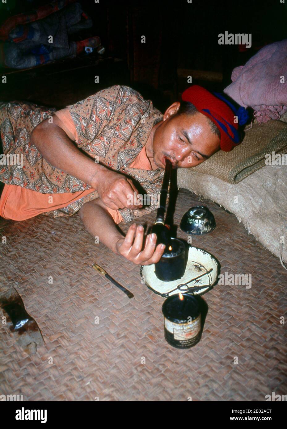 Thailand: Opiumraucher, Nordthailand, um 1995. Opiummohn, Papaver somniferum, ist die Pflanzenart, aus der Opium und Mohn gewonnen werden. Opium ist die Quelle vieler Opiate, einschließlich Morphin, Thebain, Codein, Papaverin und Noscapin. Der lateinische botanische Name bedeutet „schlafenden Mohn“ und bezieht sich auf die sedierenden Eigenschaften einiger dieser Opiate. Stockfoto