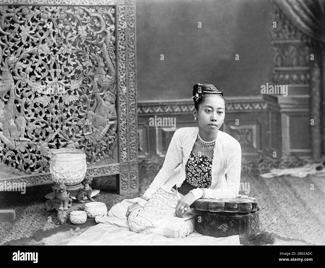 Birma/Myanmar: Studio-Porträt einer jungen burmanischen Frau mit Lack- und Silberbehältern für Betel und Wasser. Foto von Felix Beato (1832-29. Januar 1909), wahrscheinlich Rangoon/Yangon, 1890er Jahre Felice Beato, auch bekannt als Felix Beato, war ein italienisch-britischer Fotograf. Er war einer der ersten Fotografen in Ostasien und einer der ersten Kriegsfotografen. Er ist bekannt für seine Genrewerke, Porträts und Ansichten und Panoramen der Architektur und Landschaften Asiens und des Mittelmeerraums. Stockfoto