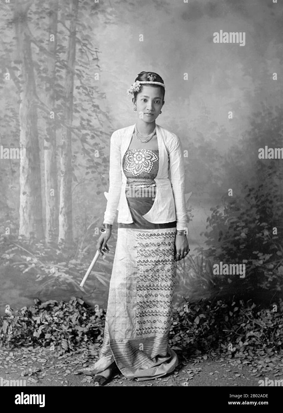 Birma/Myanmar: Studio-Porträt einer jungen burmanischen Frau mit einem Cheroot. Foto von Felix Beato (1832–29. Januar 1909), wahrscheinlich Rangoon/Yangon, 1895. Felice Beato, auch bekannt als Felix Beato, war ein italienisch-britischer Fotograf. Er war einer der ersten Fotografen in Ostasien und einer der ersten Kriegsfotografen. Er ist bekannt für seine Genrewerke, Porträts und Ansichten und Panoramen der Architektur und Landschaften Asiens und des Mittelmeerraums. Seine Reisen gaben ihm die Möglichkeit, Bilder von Ländern, Menschen und Ereignissen zu kreieren, die den meisten in Europa unbekannt waren. Stockfoto