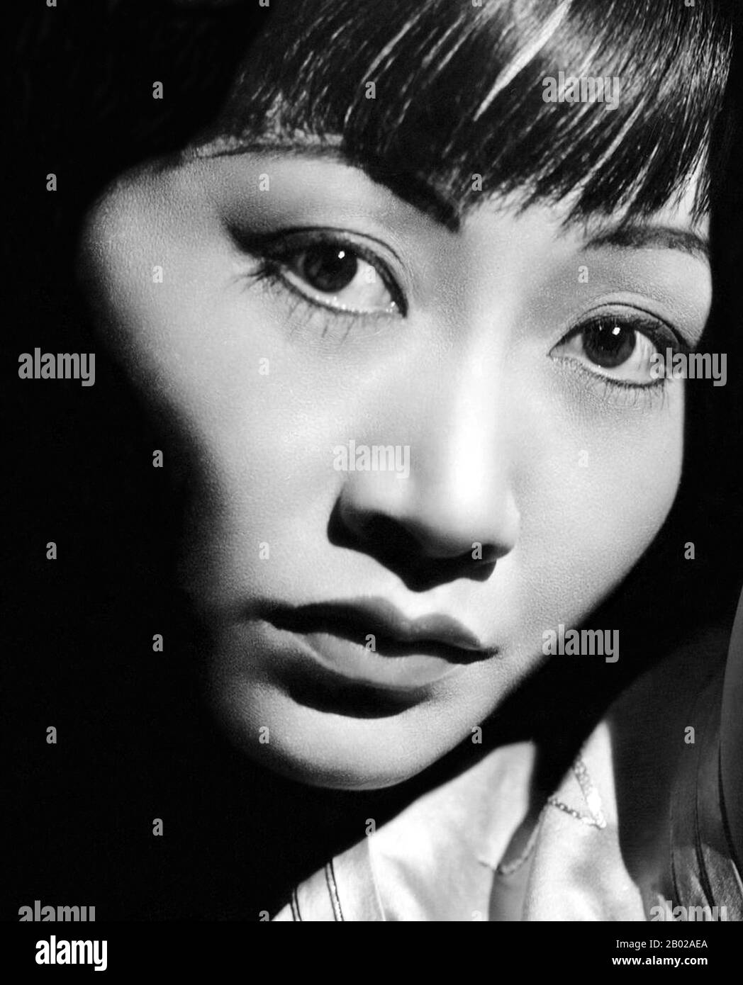 Anna May Wong (* 3. Januar 1905 in New York; † 3. Februar 1961) war eine US-amerikanische Schauspielerin, der erste Chinesisch-amerikanische Filmstar und die erste Asian Amerikanerin, die zu einem internationalen Star wurde. Ihre lange und abwechslungsreiche Karriere umfasste sowohl Stummfilm als auch Tonfilm, Fernsehen, Bühne und Radio. In der Nähe des Chinatown-Viertels von Los Angeles zu Chinesisch-amerikanischen Eltern der zweiten Generation geboren, wurde Wong mit den Filmen infatuiert und begann schon früh in Filmen zu spielen. Während der Stummfilmzeit agierte sie in Der toll of the Sea (1922), einem der ersten Filme in Farbe und Douglas Fairbanks' The Thief of Bagda Stockfoto