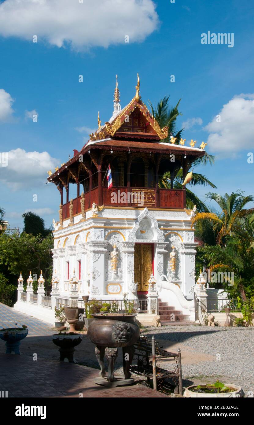 Das Wiang kum kam, das Ende des 13. Jahrhunderts und heute in Ruinen aufgegeben wurde, war einst die Hauptstadt der Nordregion Thailands und liegt unmittelbar südlich von Chiang Mai. Es wurde von König Mangrai zu einer gewissen Zeit im 13. Jahrhundert nach seinem Sieg über das Hariphunchai-Königreich des heutigen Lamphun erbaut. Nachdem die Stadt jedoch mehrmals überschwemmt war, beschloss Mangrai, die Hauptstadt seines Königreichs zu verlegen, und zog sie weiter nach Norden auf den Fluss Ping zu einem Ort, das heute die Stadt Chiang Mai ist. Wiang kum kam wurde 1290 v. Chr. aufgegeben, obwohl einige Aufzeichnungen darauf hindeuten, dass eine Gemeinde namens Chang Kham live ist Stockfoto
