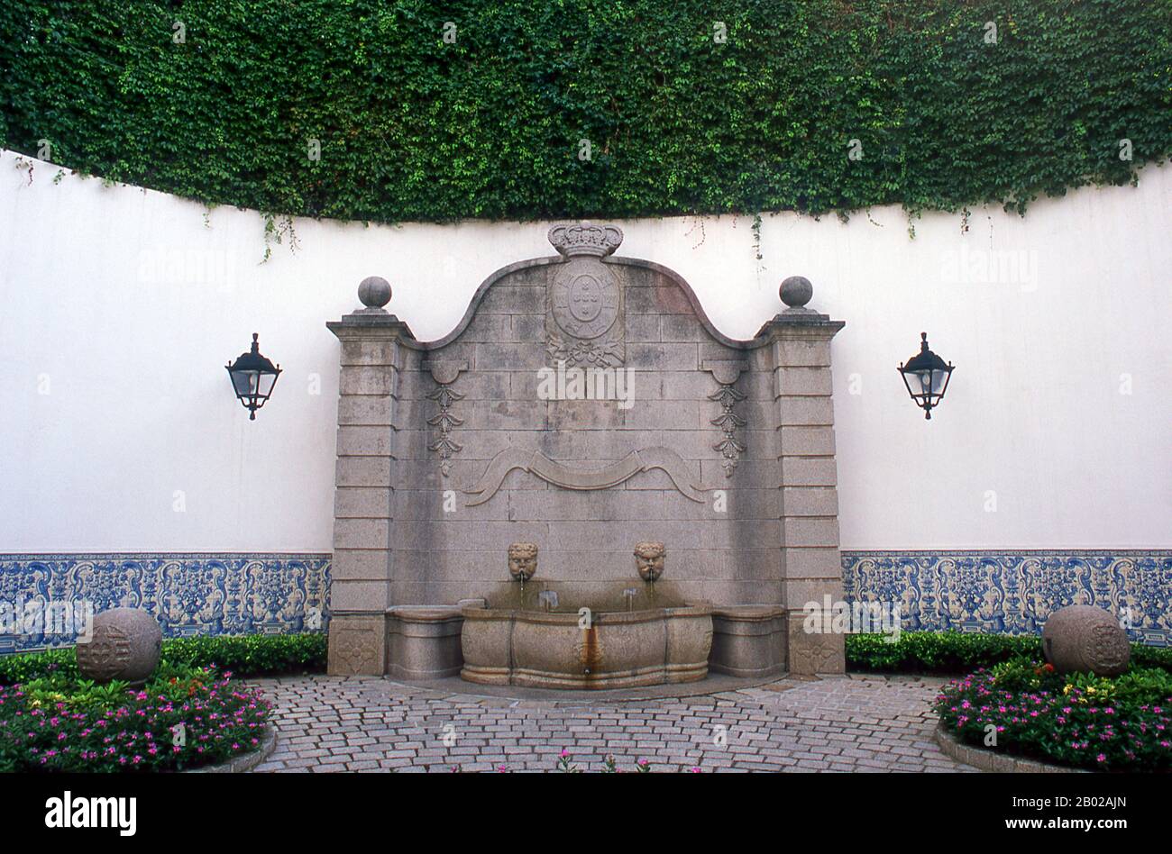 China: Der Garten am Leal Senado, Largo do Senado Square (Senatsplatz), Macau. Das Leal Senado Building (Portugiesisch für loyalen Senat) war während seiner Zeit als portugiesische Kolonie Sitz der Regierung Macaus. Das Gebäude selbst wurde 1784 errichtet und in einem Stil ähnlich dem Plain-Stil des 14. Bis 15. Jahrhunderts in Portugal errichtet. Macau war sowohl die erste als auch die letzte europäische Kolonie in China. 1535 erhielten portugiesische Händler Rechte, Schiffe in Macaus Häfen zu verankern und zu handeln, nicht aber das Recht, an Land zu bleiben. Stockfoto