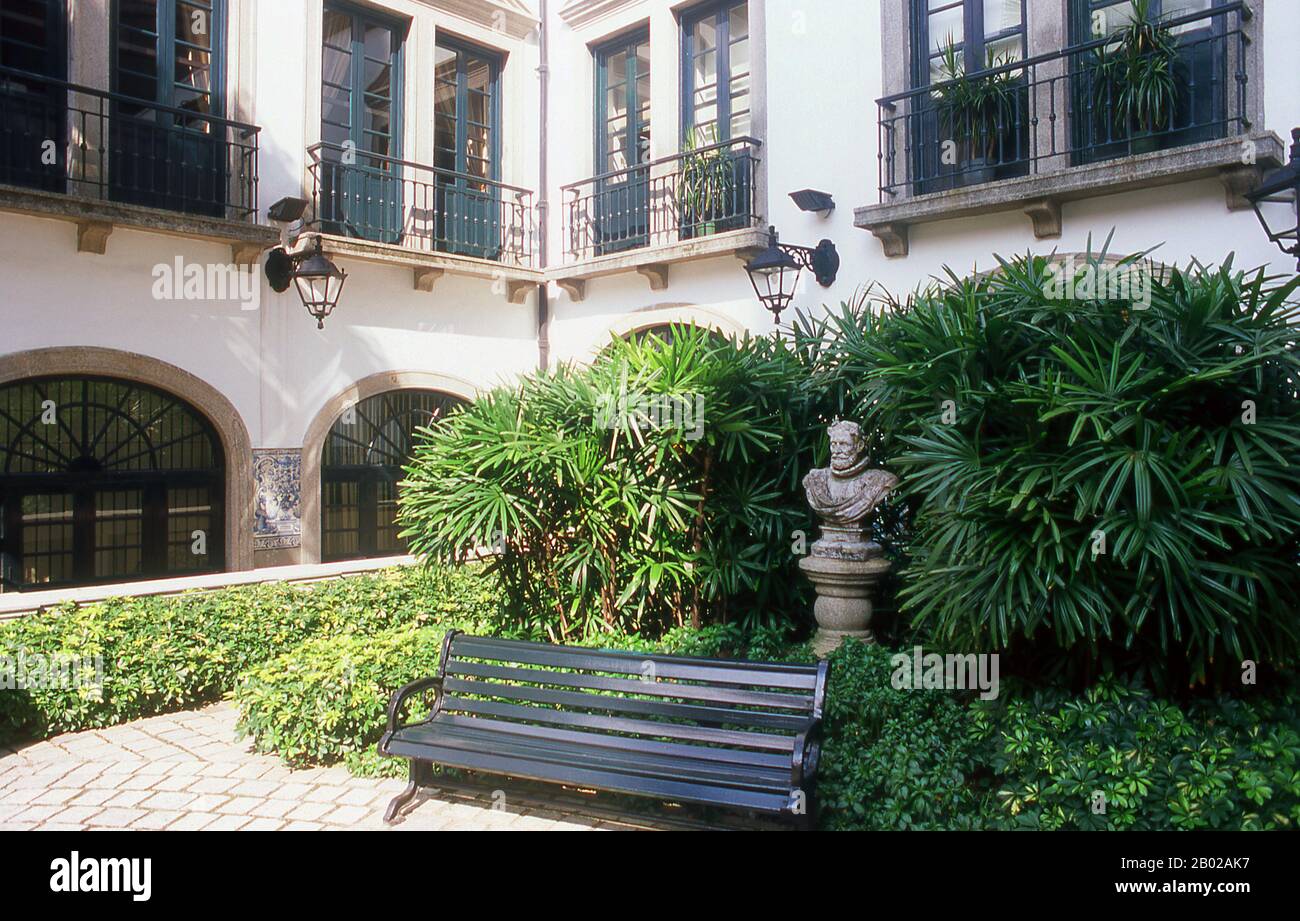 China: Der Garten am Leal Senado, Largo do Senado Square (Senatsplatz), Macau. Das Leal Senado Building (Portugiesisch für loyalen Senat) war während seiner Zeit als portugiesische Kolonie Sitz der Regierung Macaus. Das Gebäude selbst wurde 1784 errichtet und in einem Stil ähnlich dem Plain-Stil des 14. Bis 15. Jahrhunderts in Portugal errichtet. Macau war sowohl die erste als auch die letzte europäische Kolonie in China. 1535 erhielten portugiesische Händler Rechte, Schiffe in Macaus Häfen zu verankern und zu handeln, nicht aber das Recht, an Land zu bleiben. Stockfoto