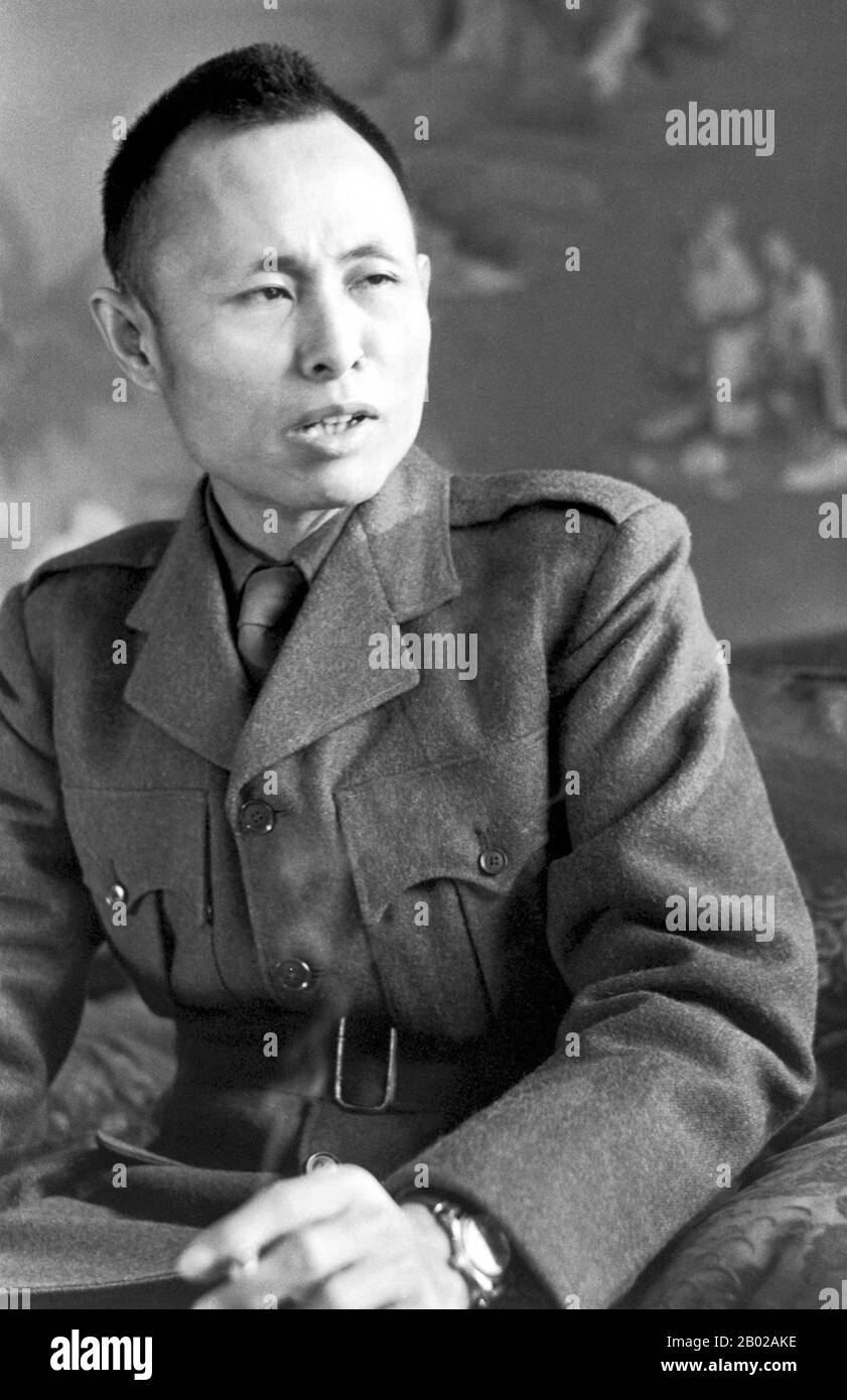 Bogyoke (General) Aung San (13. Februar 1915 - 19. Juli 1947) war ein birmanischer Revolutionär, Nationalist und Gründer der modernen birmanischen Armee, der Tatmadaw. Er war Gründer der Kommunistischen Partei Burmas und trug maßgeblich dazu bei, die Unabhängigkeit Birmas von der britischen Kolonialherrschaft zu erreichen, wurde aber sechs Monate vor seiner endgültigen Leistung ermordet. Er ist als führender Architekt der Unabhängigkeit und Gründer der Union von Birma anerkannt. Aung San war Vater des Friedensnobelpreisträgers und Oppositionsführers Aung San Suu Kyi. Stockfoto