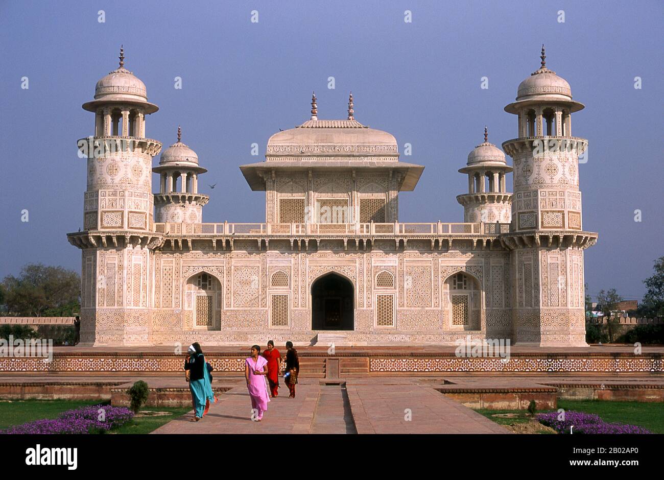 Indien: Das Grab von I'timad-ud-Daulah, Agra. Das Grab von Etimad-ud-Daula ist ein Mogul-Mausoleum in der Stadt Agra im indischen Bundesstaat Uttar Pradesh. Neben dem Hauptgebäude besteht das Gebäude aus zahlreichen Nebengebäuden und Gärten. Das Grab, das zwischen 1622 und 1628 erbaut wurde, stellt einen Übergang von der ersten Phase der monumentalen Mogul-Architektur dar - hauptsächlich aus rotem Sandstein mit Marmordekorationen, wie im Humayun-Grab in Delhi und Akbars Grab in Sikandra - zur zweiten Phase, Basierend auf weißem Marmor und Pietra Dura Inlay, am elegantesten umgesetzt im Taj Mahal. Stockfoto