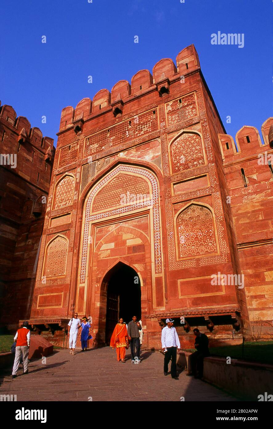 Indien: Das Delhi-Tor, das zum Agra Fort führt, Agra, Uttar Pradesh. Agra Fort war ursprünglich eine Backsteinburg, die von den Hindu Sikarwar Rajputen gehalten wurde. Sie wurde erstmals 1080 n. Chr. erwähnt, als eine Ghaznavide sie eroberte. Sikandar Lodi (1488–1517) war der erste Sultan von Delhi, der nach Agra wechselte und in der Festung lebte. Von hier aus regierte er das Land und Agra übernahm die Bedeutung der zweiten Hauptstadt. Nach der ersten Schlacht von Panipat 1526 eroberten die Mogulen das Fort. Der siegreiche Babur blieb in der Festung im Palast von Ibrahim und baute darin einen baoli (Trittbrunnen). Stockfoto