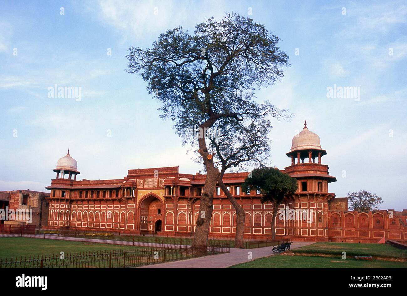 Indien: Jahangiri Mahal (Jahangir Palast), Agra Fort, Agra, Uttar Pradesh. Agra Fort war ursprünglich eine Backsteinburg, die von den Hindu Sikarwar Rajputen gehalten wurde. Sie wurde erstmals 1080 n. Chr. erwähnt, als eine Ghaznavide sie eroberte. Sikandar Lodi (1488–1517) war der erste Sultan von Delhi, der nach Agra wechselte und in der Festung lebte. Von hier aus regierte er das Land und Agra übernahm die Bedeutung der zweiten Hauptstadt. Nach der ersten Schlacht von Panipat 1526 eroberten die Mogulen das Fort. Der siegreiche Babur blieb in der Festung im Palast von Ibrahim und baute darin einen baoli (Trittbrunnen). Stockfoto