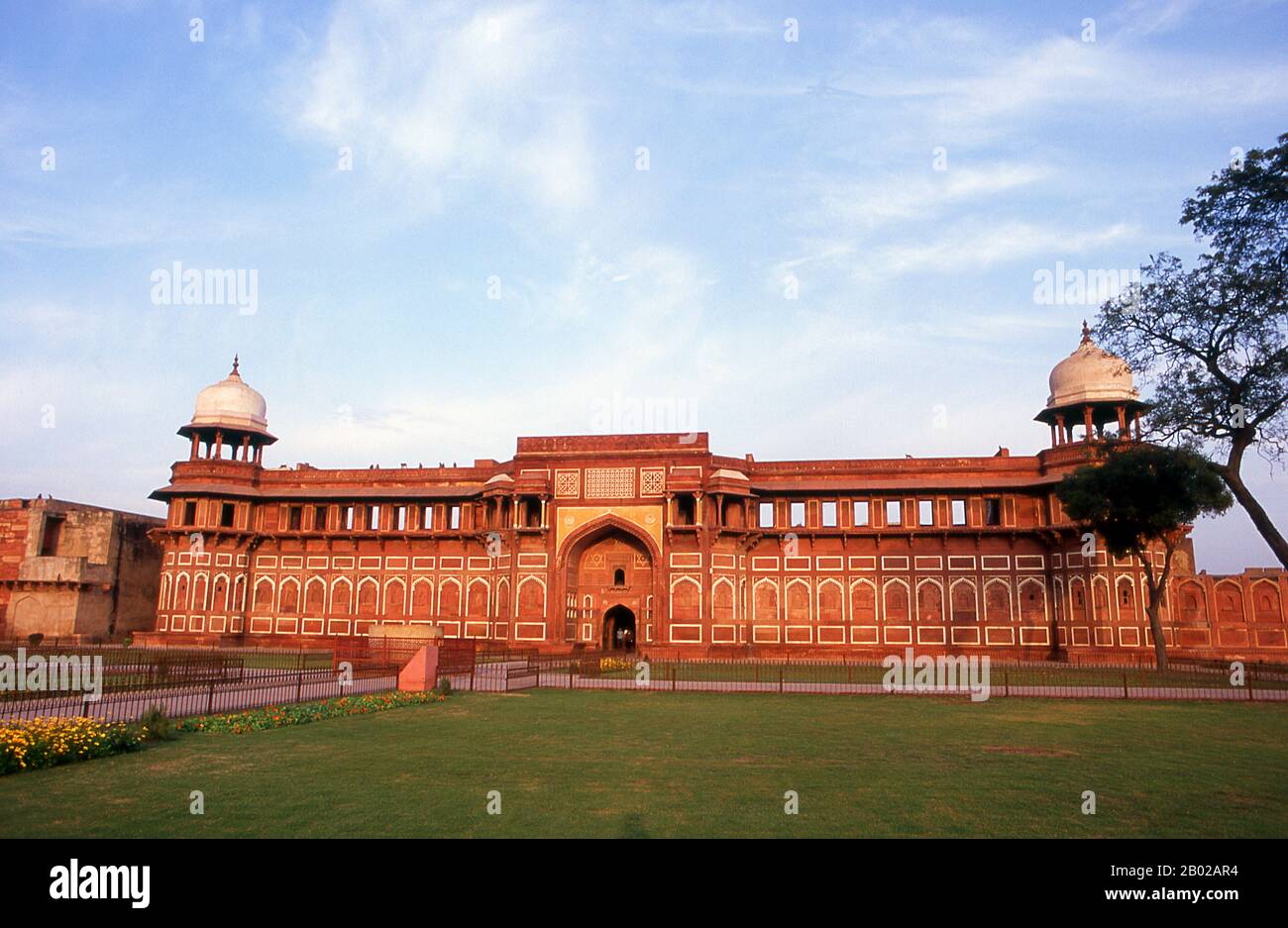 Indien: Jahangiri Mahal (Jahangir Palast), Agra Fort, Agra, Uttar Pradesh. Agra Fort war ursprünglich eine Backsteinburg, die von den Hindu Sikarwar Rajputen gehalten wurde. Sie wurde erstmals 1080 n. Chr. erwähnt, als eine Ghaznavide sie eroberte. Sikandar Lodi (1488–1517) war der erste Sultan von Delhi, der nach Agra wechselte und in der Festung lebte. Von hier aus regierte er das Land und Agra übernahm die Bedeutung der zweiten Hauptstadt. Nach der ersten Schlacht von Panipat 1526 eroberten die Mogulen das Fort. Der siegreiche Babur blieb in der Festung im Palast von Ibrahim und baute darin einen baoli (Trittbrunnen). Stockfoto