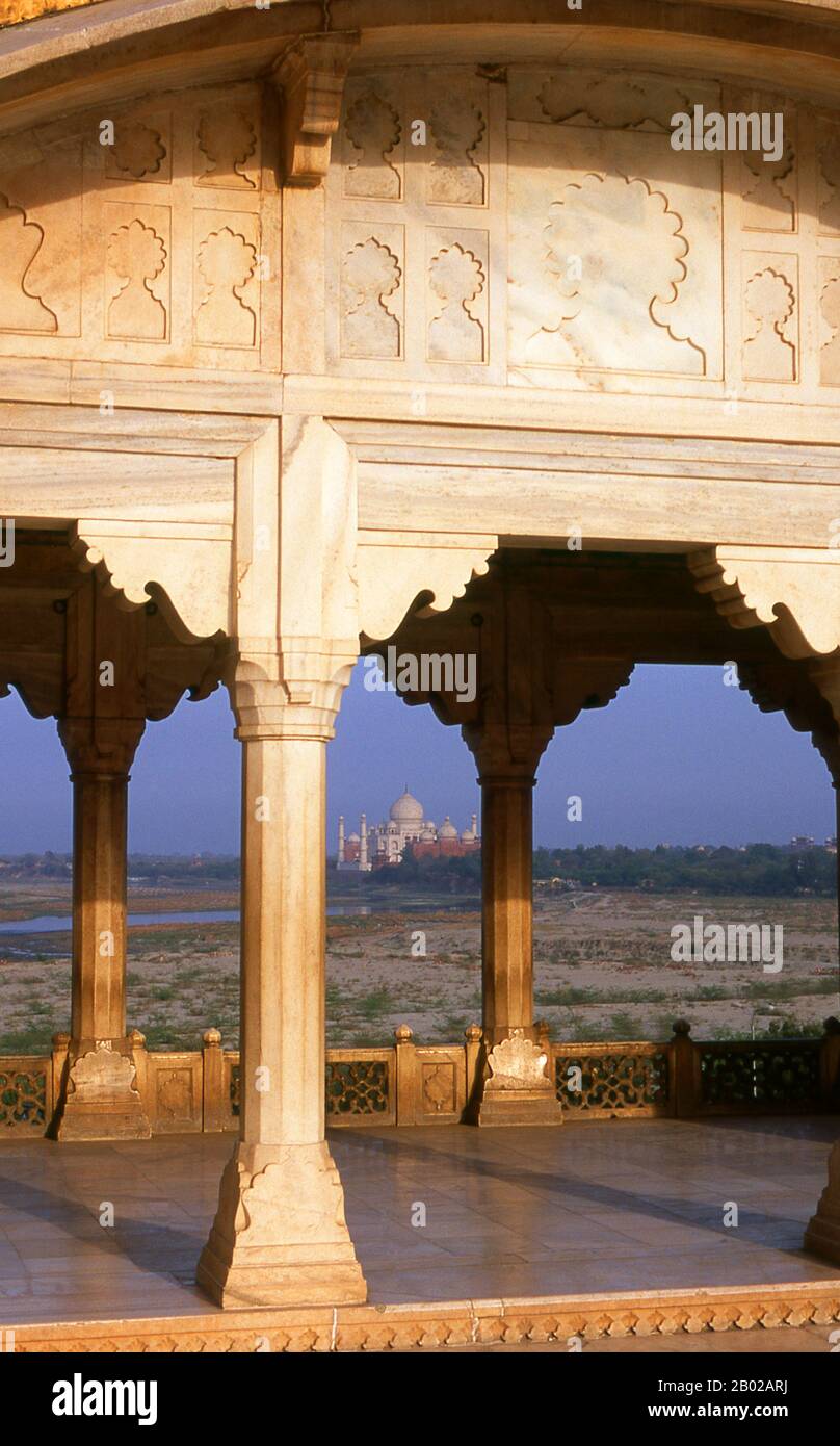 Indien: Das Taj Mahal aus Sicht von Agra Fort, Agra, Uttar Pradesh. Agra Fort war ursprünglich eine Backsteinburg, die von den Hindu Sikarwar Rajputen gehalten wurde. Sie wurde erstmals 1080 n. Chr. erwähnt, als eine Ghaznavide sie eroberte. Sikandar Lodi (1488–1517) war der erste Sultan von Delhi, der nach Agra wechselte und in der Festung lebte. Von hier aus regierte er das Land und Agra übernahm die Bedeutung der zweiten Hauptstadt. Nach der ersten Schlacht von Panipat 1526 eroberten die Mogulen das Fort. Der siegreiche Babur blieb in der Festung im Palast von Ibrahim und baute darin einen baoli (Trittbrunnen). Stockfoto