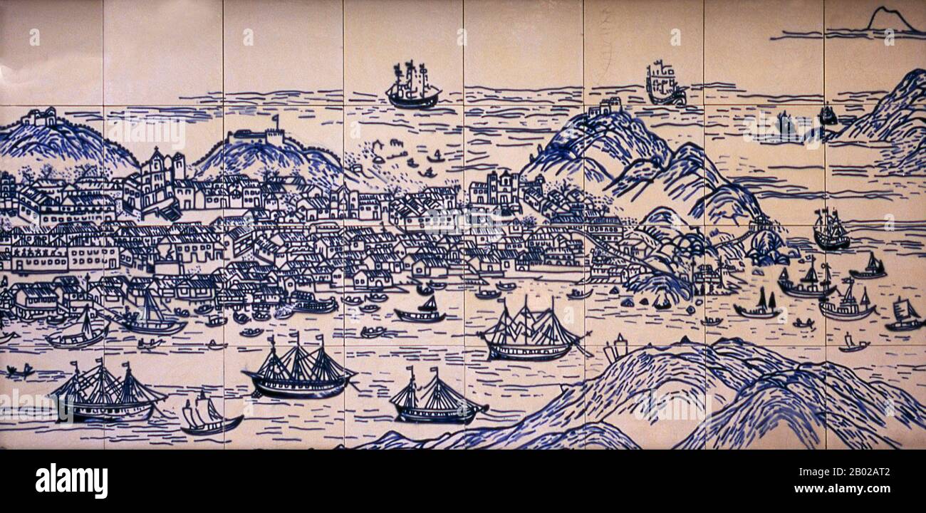 China: Macau wurde in der frühen Kolonialzeit auf Keramikfliesen im Garten des Leal Senado, Largo do Senado Square (Senatsplatz), Macau gesehen. Das Leal Senado Building (Portugiesisch für loyalen Senat) war während seiner Zeit als portugiesische Kolonie Sitz der Regierung Macaus. Das Gebäude selbst wurde 1784 errichtet und in einem Stil ähnlich dem Plain-Stil des 14. Bis 15. Jahrhunderts in Portugal errichtet. Macau war sowohl die erste als auch die letzte europäische Kolonie in China. 1535 erhielten portugiesische Händler Rechte, Schiffe in Macaus Häfen zu verankern und zu handeln, nicht aber das Recht, an Land zu bleiben. Stockfoto