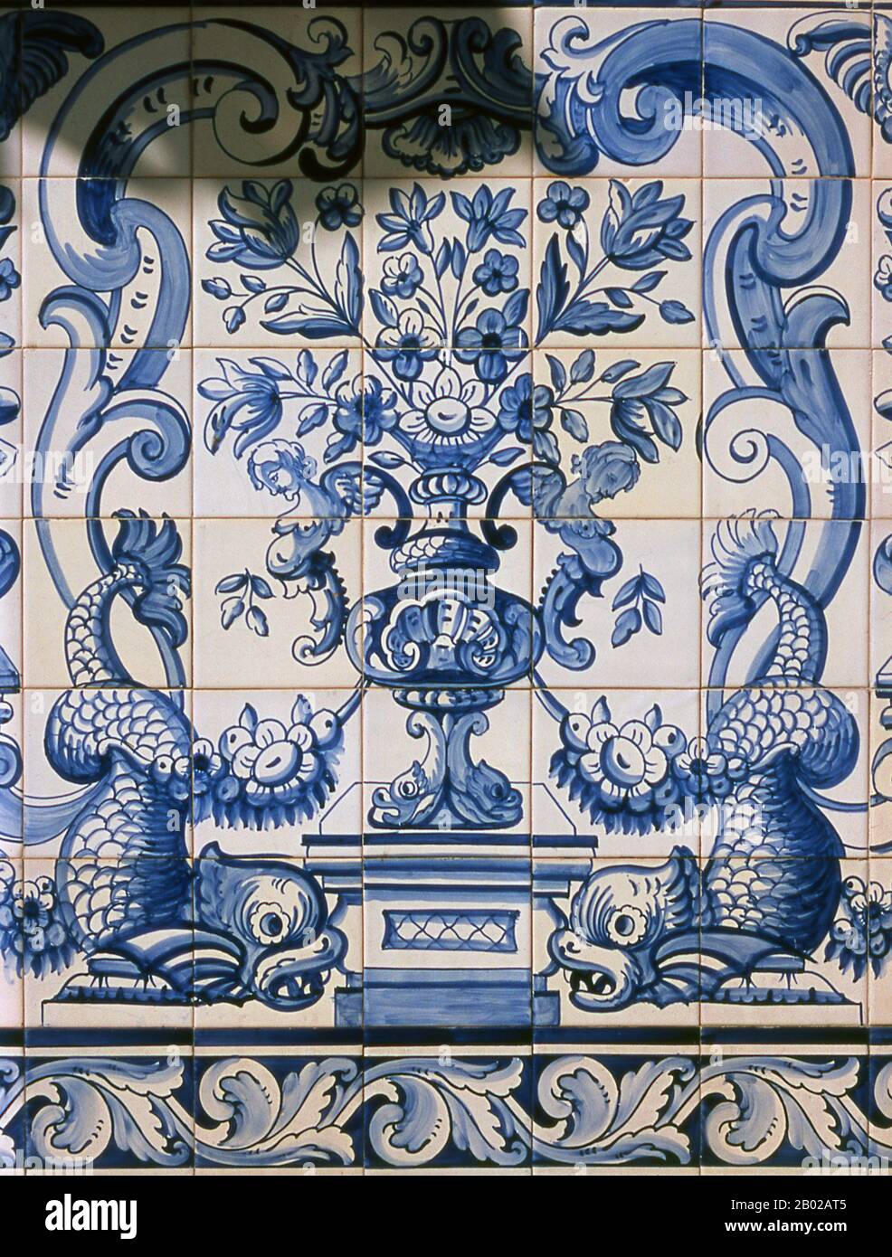 China: Dekorative Keramikfliesen im Garten des Leal Senado, Largo do Senado Square (Senatsplatz), Macau. Das Leal Senado Building (Portugiesisch für loyalen Senat) war während seiner Zeit als portugiesische Kolonie Sitz der Regierung Macaus. Das Gebäude selbst wurde 1784 errichtet und in einem Stil ähnlich dem Plain-Stil des 14. Bis 15. Jahrhunderts in Portugal errichtet. Macau war sowohl die erste als auch die letzte europäische Kolonie in China. 1535 erhielten portugiesische Händler Rechte, Schiffe in Macaus Häfen zu verankern und zu handeln, nicht aber das Recht, an Land zu bleiben. Stockfoto