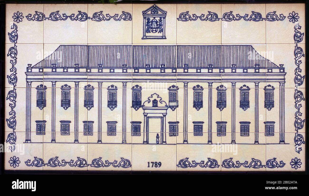 China: Dekorative Keramikfliesen im Garten des Leal Senado, Largo do Senado Square (Senatsplatz), Macau. Das Leal Senado Building (Portugiesisch für loyalen Senat) war während seiner Zeit als portugiesische Kolonie Sitz der Regierung Macaus. Das Gebäude selbst wurde 1784 errichtet und in einem Stil ähnlich dem Plain-Stil des 14. Bis 15. Jahrhunderts in Portugal errichtet. Macau war sowohl die erste als auch die letzte europäische Kolonie in China. 1535 erhielten portugiesische Händler Rechte, Schiffe in Macaus Häfen zu verankern und zu handeln, nicht aber das Recht, an Land zu bleiben. Stockfoto