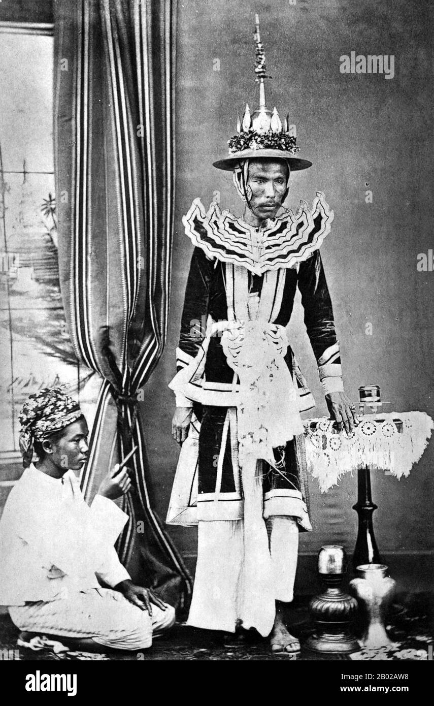 Burma/Myanmar: Ein burmanischer Prinz in Konbaung während der Regierungszeit von König Mindon (1553–1878), 1877. Die Konbaung-Dynastie war die letzte Dynastie, die Birma (Myanmar) von 1752 bis 1885 regierte. Die Dynastie schuf das zweitgrößte Reich in der birmanischen Geschichte und setzte die Verwaltungsreformen fort, die von der Toungoo-Dynastie begonnen wurden, und legte den Grundstein für den modernen Staat Burma. Die Reformen erwiesen sich als unzureichend, um den Vormarsch der Briten einzudämmen, die die Burmesen in allen drei anglo-burmesischen Kriegen über einen Zeitraum von sechs Jahrzehnten (1824–1885) besiegten und die Jahrtausende alte burmesische Monarchie 1885 beendeten. Stockfoto