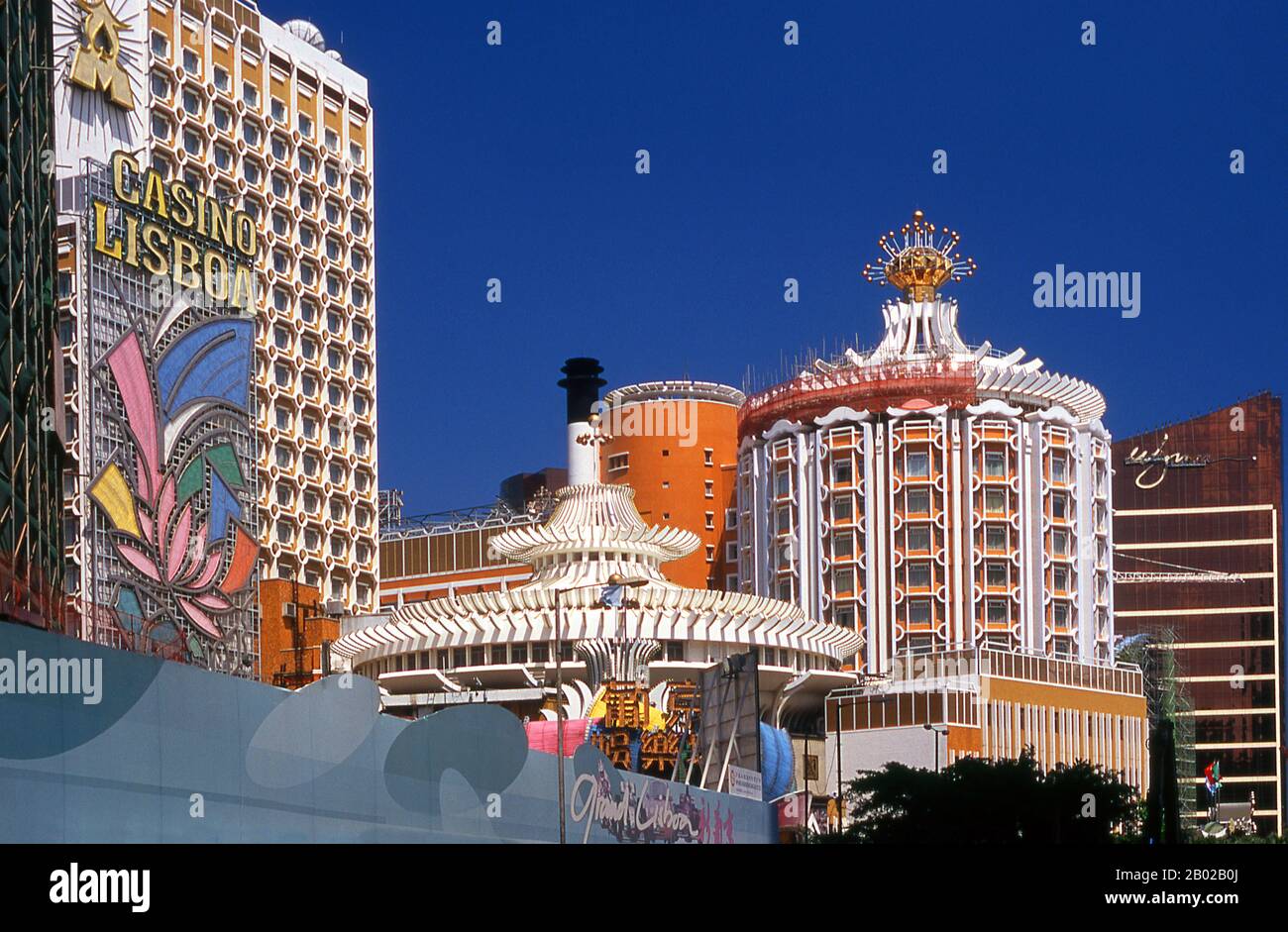 China: Lisboa Casino und Hotel Lisboa mit dem Wynn Macau Resort im Hintergrund, Macau. Das Casino Lisboa wurde ursprünglich in den späten 1960er Jahren erbaut Das Glücksspiel in Macau ist seit den 1850er Jahren legal, als die portugiesische Regierung die Aktivitäten in der Kolonie legalisiert hat. Seitdem ist Macau weltweit als der „Monte Carlo des Orients“ bekannt. Macau war sowohl die erste als auch die letzte europäische Kolonie in China. 1535 erhielten portugiesische Händler Rechte, Schiffe in Macaus Häfen zu verankern und zu handeln, nicht aber das Recht, an Land zu bleiben. Stockfoto