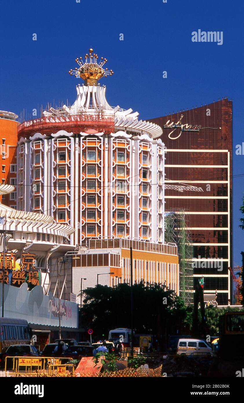 China: Lisboa Casino und Hotel Lisboa mit dem Wynn Macau Resort im Hintergrund, Macau. Das Casino Lisboa wurde ursprünglich in den späten 1960er Jahren erbaut Das Glücksspiel in Macau ist seit den 1850er Jahren legal, als die portugiesische Regierung die Aktivitäten in der Kolonie legalisiert hat. Seitdem ist Macau weltweit als der „Monte Carlo des Orients“ bekannt. Macau war sowohl die erste als auch die letzte europäische Kolonie in China. 1535 erhielten portugiesische Händler Rechte, Schiffe in Macaus Häfen zu verankern und zu handeln, nicht aber das Recht, an Land zu bleiben. Stockfoto