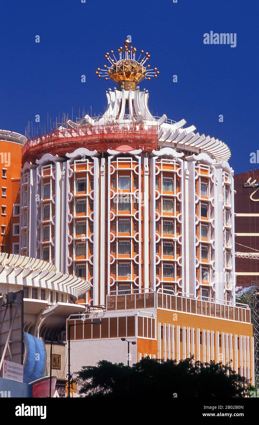 China: Lisboa Casino und Hotel Lisboa mit dem Wynn Macau Resort im Hintergrund, Macau. Das Casino Lisboa wurde ursprünglich in den späten 1960er Jahren erbaut Das Glücksspiel in Macau ist seit den 1850er Jahren legal, als die portugiesische Regierung die Aktivitäten in der Kolonie legalisiert hat. Seitdem ist Macau weltweit als der „Monte Carlo des Orients“ bekannt. Macau war sowohl die erste als auch die letzte europäische Kolonie in China. 1535 erhielten portugiesische Händler Rechte, Schiffe in Macaus Häfen zu verankern und zu handeln, nicht aber das Recht, an Land zu bleiben. Stockfoto
