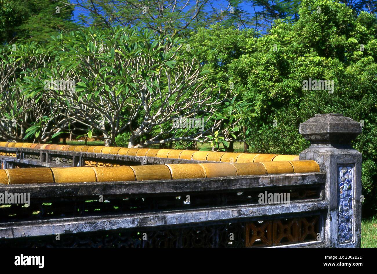 Vietnam: Mauer und Garten rund um den Điện Thái Hoà (Palast der Oberen Harmonie), die Kaiserstadt, die Zitadelle, Hue. Kaiser Gia Long ordnete 1805 den Bau der Zitadelle von Hue an. Der weitläufige Komplex wurde nach den Vorstellungen des Fengshui oder der chinesischen Geomanz errichtet, aber nach den militärischen Prinzipien des bekannten französischen Militärarchitekten Sebastien de Vauban aus dem 18. Jahrhundert. Das Ergebnis ist eine ungewöhnliche und elegante Hybride, eine kaiserliche Stadt im chinesischen Stil, die sorgfältig mit den umliegenden Hügeln, Inseln und Wasserstraßen ausgerichtet ist, aber durch massive Backsteinmauern zwischen 6-12 Metern Höhe geschützt wird. Stockfoto