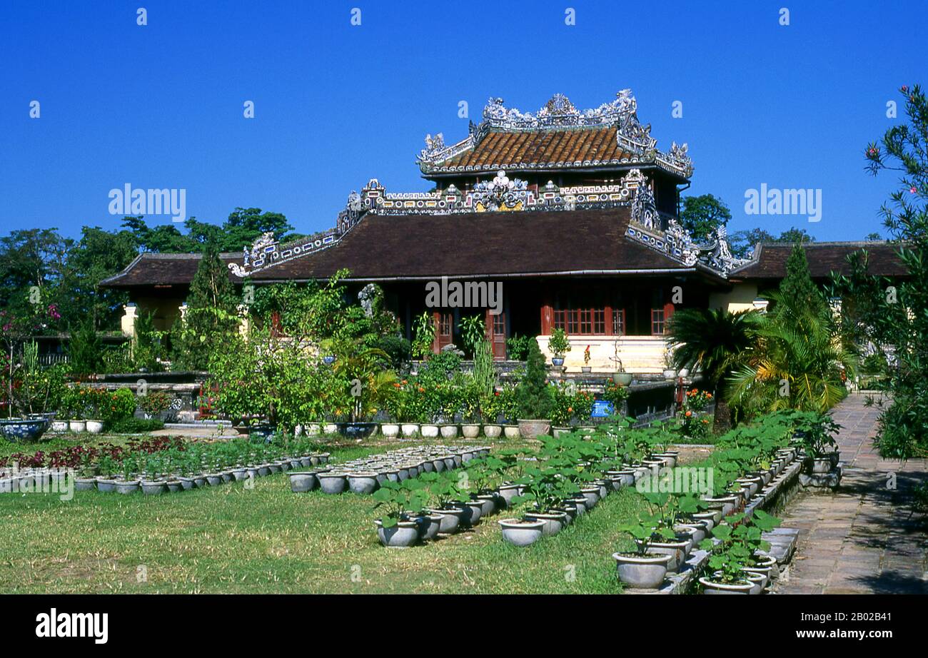 Vietnam: Die Königliche Bibliothek in der lila Verbotenen Stadt, die Kaiserstadt, die Zitadelle, Hue. Kaiser Gia Long ordnete 1805 den Bau der Zitadelle von Hue an. Der weitläufige Komplex wurde nach den Vorstellungen des Fengshui oder der chinesischen Geomanz errichtet, aber nach den militärischen Prinzipien des bekannten französischen Militärarchitekten Sebastien de Vauban aus dem 18. Jahrhundert. Das Ergebnis ist eine ungewöhnliche und elegante Hybride, eine kaiserliche Stadt im chinesischen Stil, die sorgfältig mit den umliegenden Hügeln, Inseln und Wasserstraßen ausgerichtet ist, aber von massiven Ziegelmauern zwischen 6-12 Metern und 2,5 Metern Dicke geschützt wird. Stockfoto