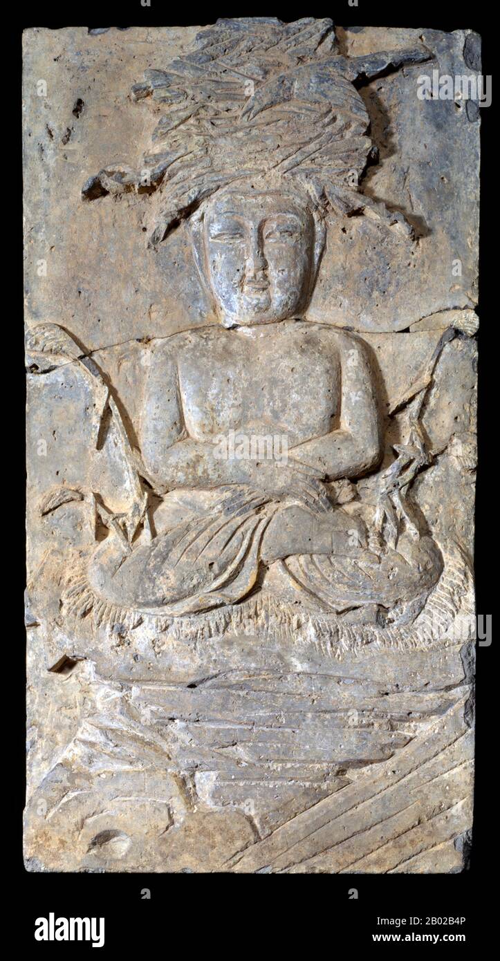 China: Ein sitzender Asket, der meditiert, während ein Vogel ein Nest auf seinem Kopf baut. Terrakotta-Platte, Liao-Dynastie aus dem 11. Jahrhundert. Foto vom Walters Art Museum (CC BY-SA 3,0 Lizenz). Die Liao-Dynastie, auch bekannt als Khitan-Reich, war ein Staat, der über die Regionen Mandschurei, Mongolei und Teile Nordchinas herrschte. Sie wurde vom Yelü-Clan des Khitan-Volkes im selben Jahr gegründet, als die Tang-Dynastie (907) zusammenbrach, obwohl ihr erster Herrscher Yelü Abaoji (Yaruud Ambagai Khan) erst 916 einen Ära-Namen erklärte. Stockfoto