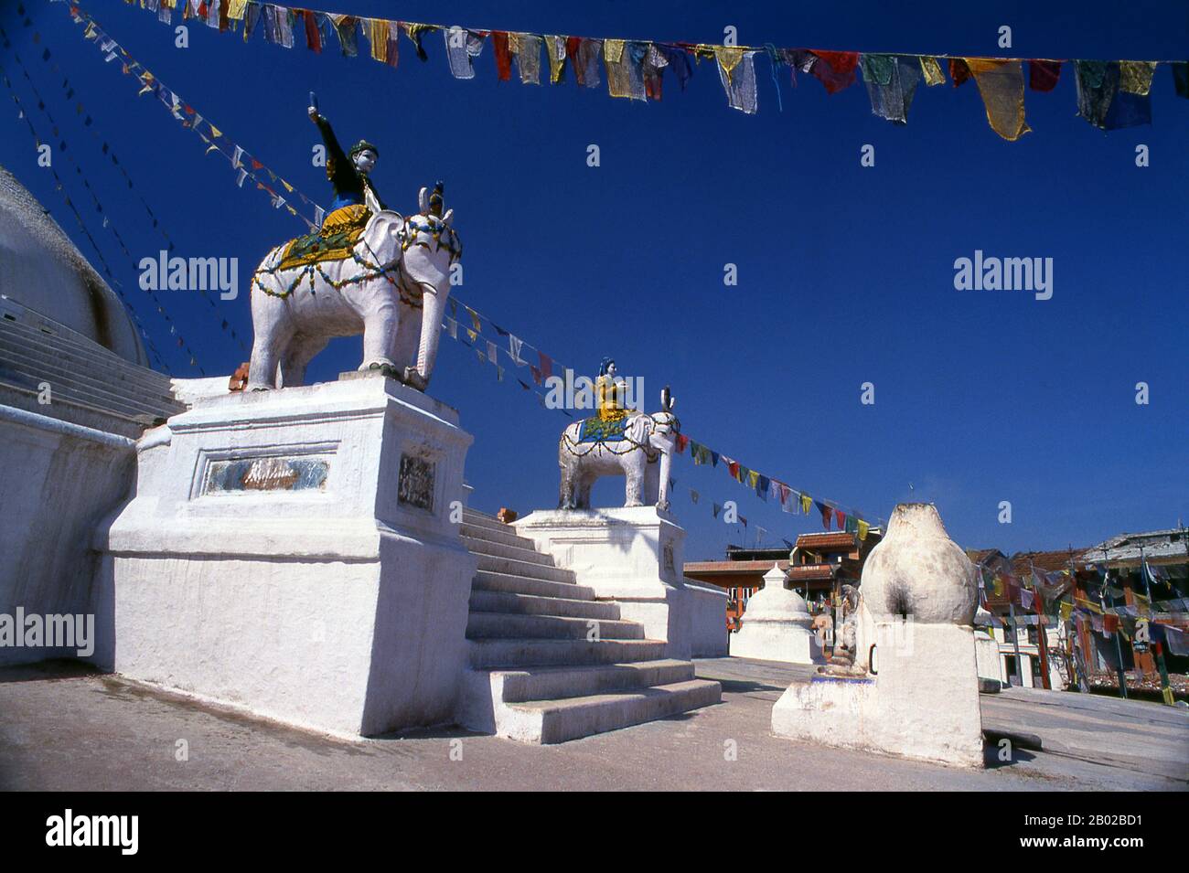 Inmitten der Seiteninsel - einer Zone übernatürlicher Macht, in der Wächtertheiten wohnen und Wünsche gewährt werden - liegt Bodhnath nur sechs Kilometer östlich von Kathmandu, entlang der langen, alten Handelsstraße nach Lhasa. Den Tibetern einfach als Chorten Chempo oder "Great Stupa" bekannt, ist es seit der chinesischen Besetzung ihrer Heimat 1950 das Mekka der Tibeter im Exil. Bodhnath hat sich auch als Zentrum für die Erforschung des tibetischen Buddhismus entwickelt, zahlreiche Klöster wurden errichtet, um die von den Roten Wachen Mao Tse-tung zerstörten effektiv zu ersetzen. Die Ursprünge von Bodhnath liegen bei l. Stockfoto