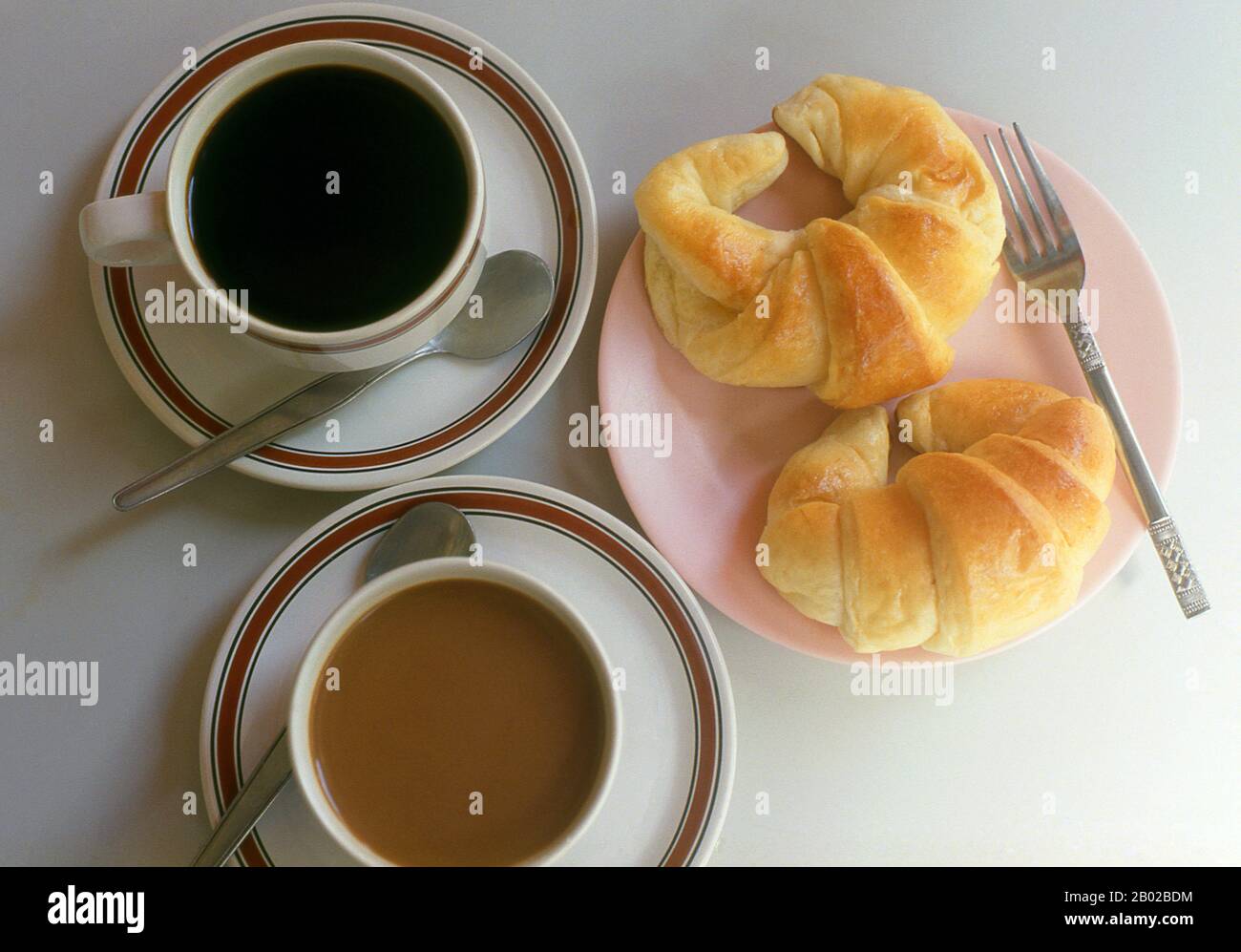 Vor vier Jahrhunderten war Kaffee über das Horn von Afrika und Südarabien hinaus unbekannt, das Gebiet, von dem ein kleiner, bewohnter Baum, der der Wissenschaft als Kaffee-Arabica bekannt ist, erstmals entsprang. Die unanständigen Pflanzen, die heute eine so wichtige Rolle in unserem Leben spielen, werden als einheimisch in der Region Kaffa der Hochlandethipia gedacht -- von der der Name 'Kaffee' stammen könnte; andere argumentieren, dass er sich von seinem arabischen Namen qahwa ableitet. Sicherlich die erste bekannte Legende über Kaffee - heute noch in den Suqs oder Märkten Südarabiens erzählt - erzählt, wie ein arabischer Goatherd Kal nannte Stockfoto