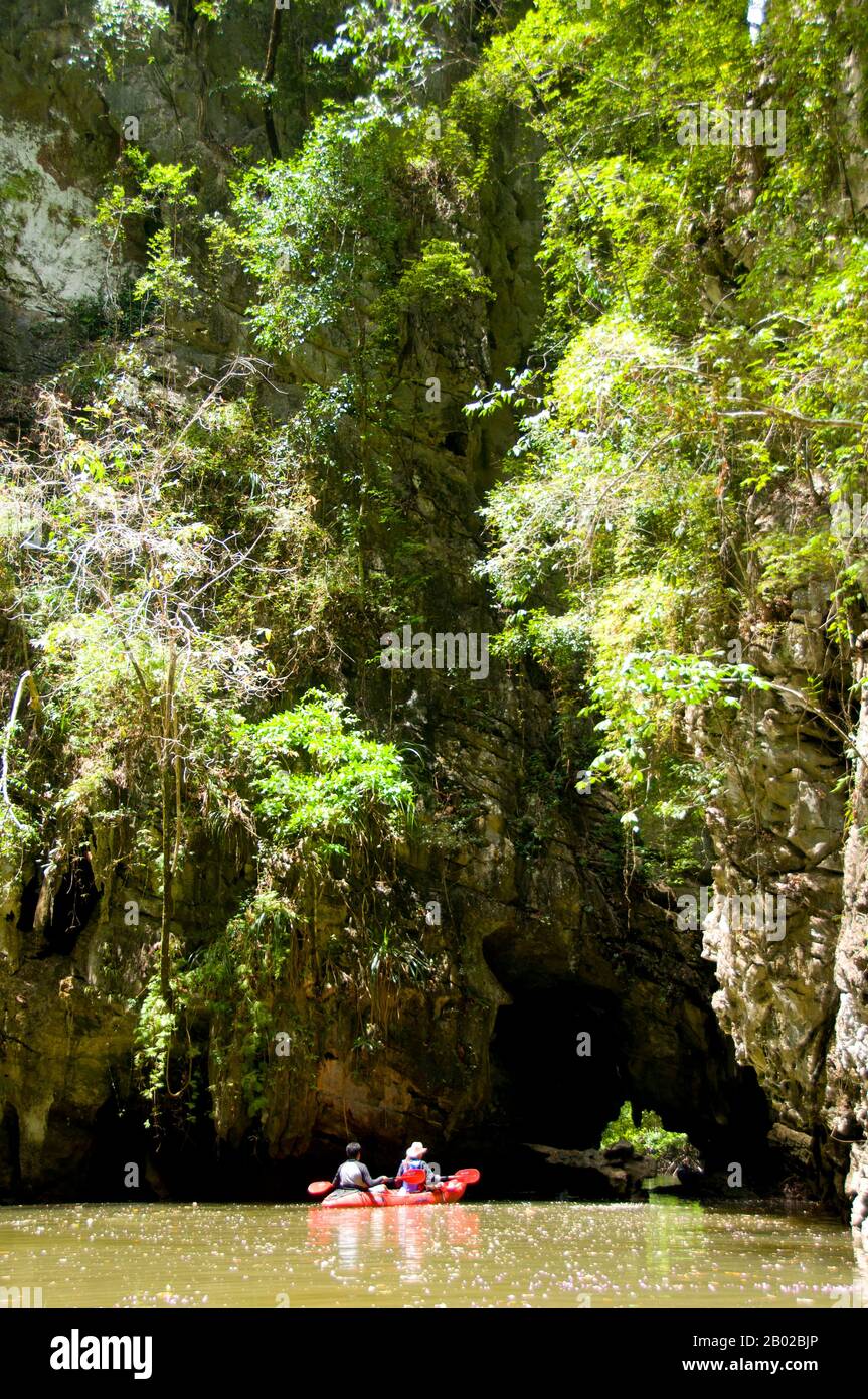 Der Than Bokkharani National Park liegt in der Provinz Krabi etwa 45 Kilometer (45 Meilen) nordwestlich von Krabi Town. Der Park erstreckt sich über eine Fläche von 121 Quadratkilometer (47 Quadratmeilen) und zeichnet sich durch eine Reihe von Kalkauswüchsen, immergrünen Regenwald, Mangrovenwald, Torf-Sumpf und viele Inseln aus. Es gibt auch zahlreiche Höhlen und Höhlenkomplexe mit einigen spektakulären Stalagmilben und Stalaktiten. Als Bokkharani konzentriert sich auf zwei bekannte Höhlen, Tham Lot und Tham Phi Hua, in einem Gebiet von großer Ruhe und natürlicher Schönheit, mit umliegenden Bächen, Kaskaden und still Po Stockfoto
