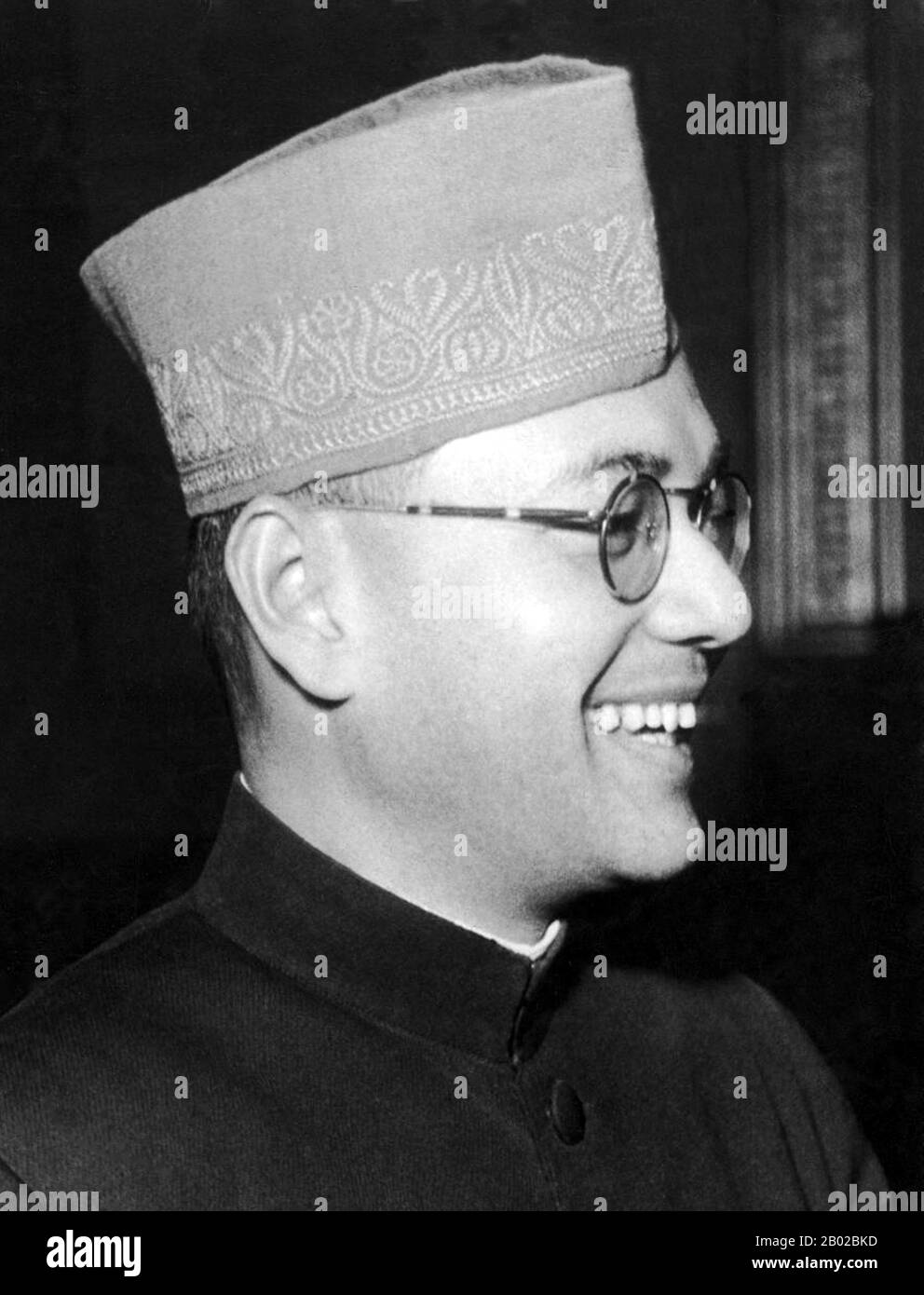 Indien: Subhas Chandra Bose (* 23. Januar 1897 bis 18. August 1945), indischer Nationalist und Unabhängigkeitsführer, ca. 1940. Subhas Chandra Bose war ein indischer Revolutionär, der während des Zweiten Weltkriegs eine nationale politische und militärische Kraft Indiens gegen Großbritannien und die westlichen Mächte führte. Im Volksmund bekannt als Netaji (wörtlich „respektierter Führer“), war Bose einer der prominentesten Führer der indischen Unabhängigkeitsbewegung und ist heute eine legendäre Figur in Indien. Stockfoto