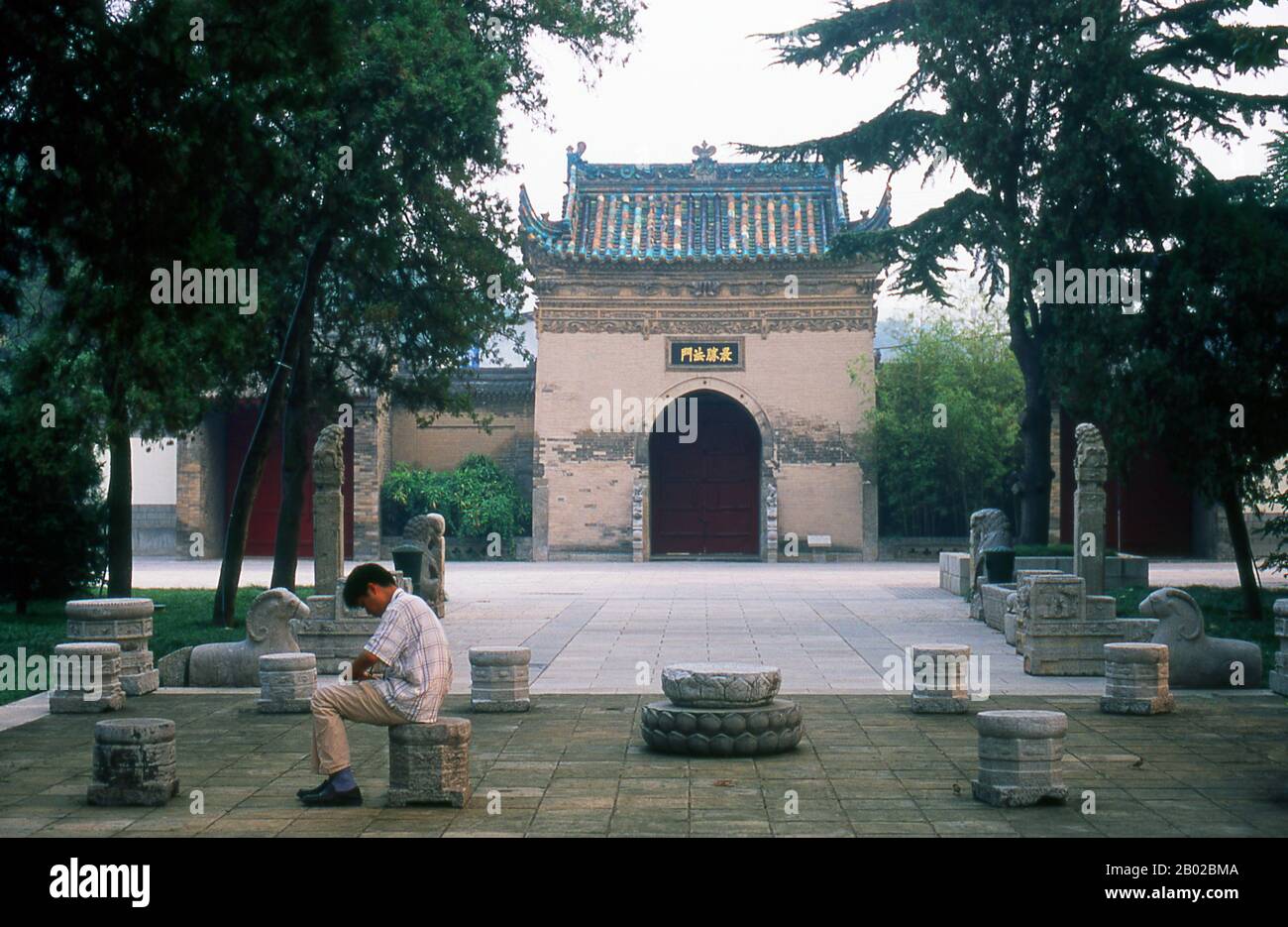 Xiaoyan Ta (Kleine Wildgano-Pagode) steht auf dem Gelände von Jianfu Si (Jianfu-Tempel). Dieser Tempel stammt aus dem Jahr 684 v. Chr. und war dem verstorbenen Tang-Kaiser Gaozong (r. 649-83). Zwischen 707 und 709 trat Gaozongs Nachfolger Kaiser Zhongzong (r. 684 und 705-710), ordnete den Bau der Xiaoyan Ta an, um buddhistische Schriften zu beherbergen, die von Indien und Srivijaya durch den wandernden chinesischen Mönch Yi Jing (635-713) zurückgebracht wurden. Insgesamt soll Yi Jing über 25 Jahre Reisen mehr als 400 buddhistische Manuskripte gesammelt haben, und diese wurden in der Kleinen Wildgans-Pagode für Verwahrungen hinterlegt Stockfoto