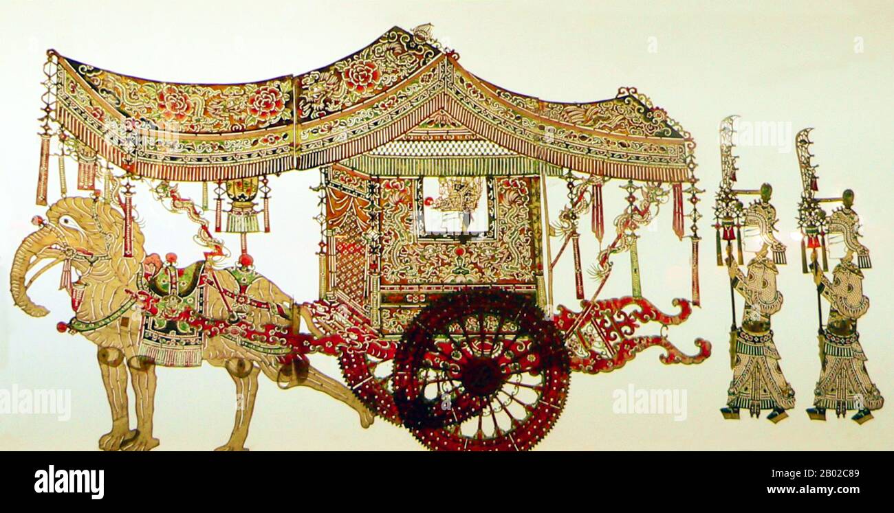 China: Kaiser in einem von Elefanten gezogenen Wagen, begleitet von Escort, Bezirk Huan, Provinz Gansu, ca. Späte Qing-Dynastie. Foto: Yongxinge (CC BY-SA 3,0 Lizenz). Schattenspiel (chinesisch pí yĭng xì) oder Schattenpuppenspiel ist eine antike Form des Erzählens und der Unterhaltung, bei der undurchsichtige, oft artikulierte Figuren vor einer beleuchteten Kulisse verwendet werden, um die Illusion bewegter Bilder zu erzeugen. Sie ist in verschiedenen Kulturen beliebt. Derzeit gibt es in mehr als 20 Ländern Schattenschautruppen. Die Schattenpuppen stammen aus der Han-Dynastie. Stockfoto