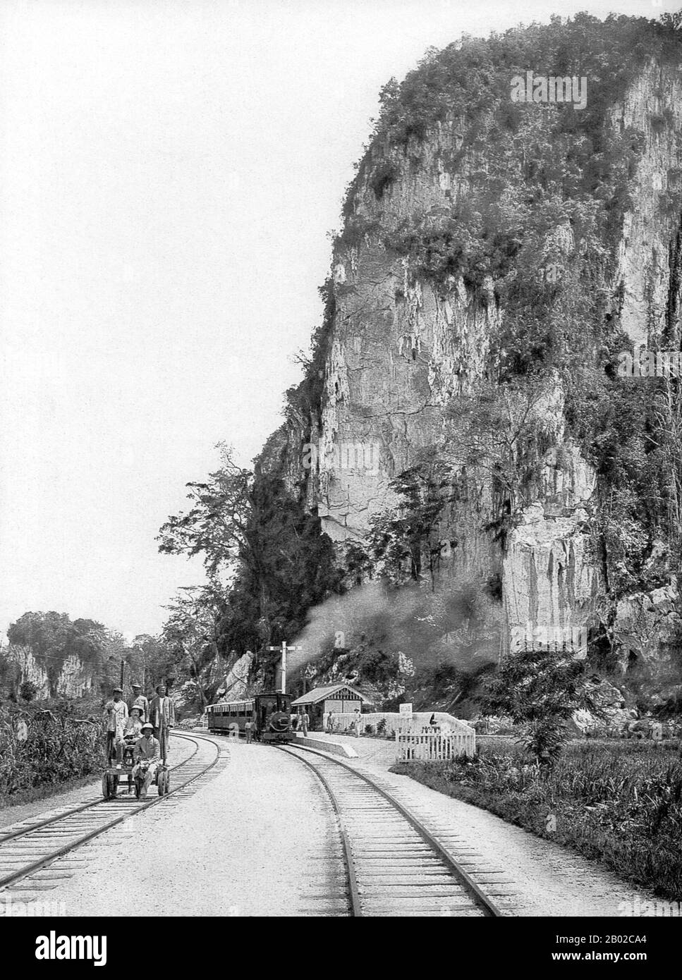 Diese privat geführte Eisenbahnlinie, die nicht Teil der Federated Malay States Railways (FMSR) war, wurde verwendet, um Zinn aus einer nahe gelegenen Mine zu versenden. Die Batu Caves, in der Nähe von Kuala Lumpur, ziehen ungefähr eine Million Besucher an, die aus allen Glaubensrichtungen und Traditionen gezogen werden, jeden Januar oder Februar, wenn Thaipusam-Feiern hier abgehalten werden. Stockfoto