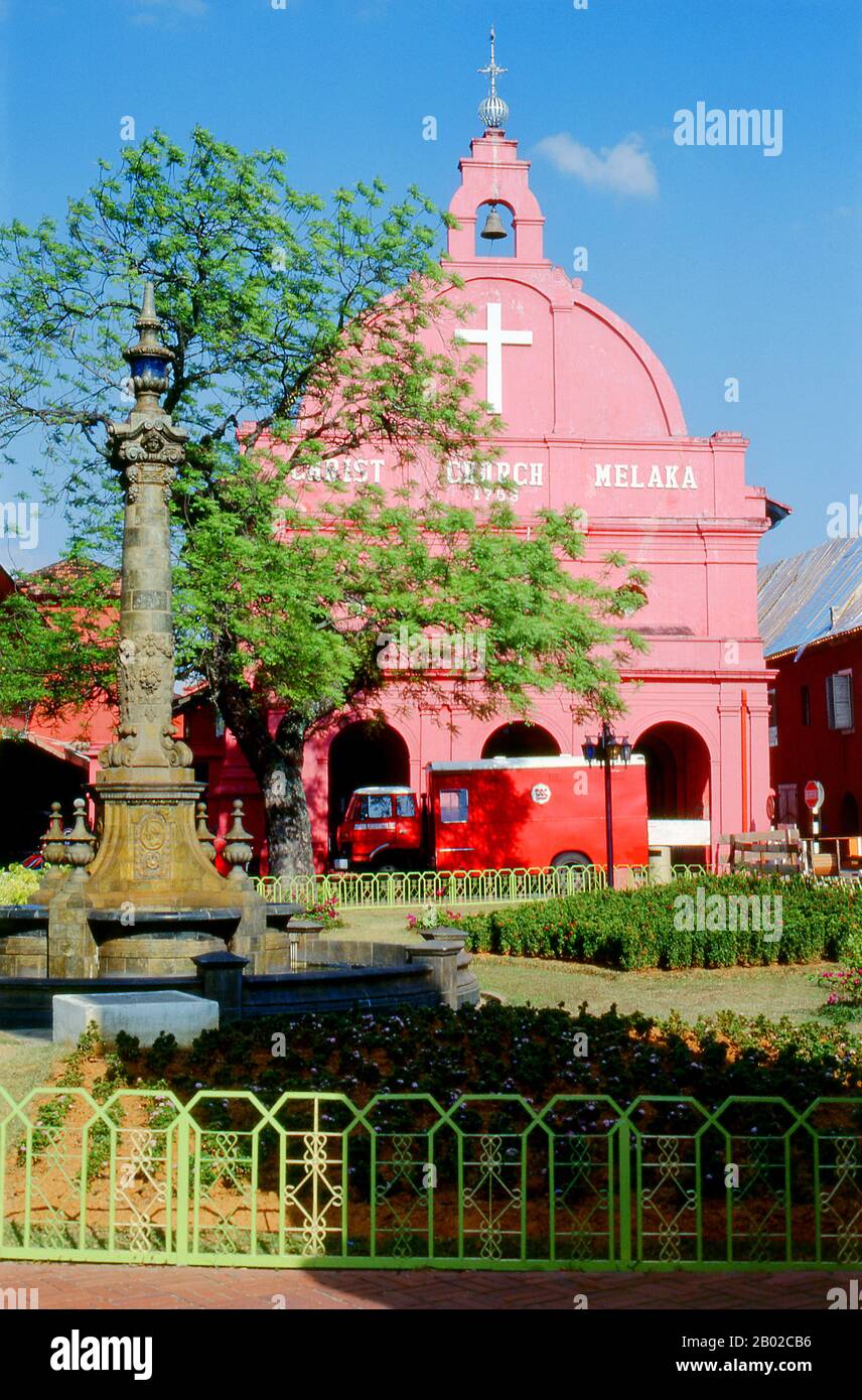 Die Christ Church ist eine anglikanische Kirche aus dem 18. Jahrhundert in der Stadt Malakka (Melaka). Sie ist die älteste funktionierende evangelische Kirche in Malaysia und liegt in der Jurisdiktion des unteren zentralen Archdeaconry der anglikanischen Diözese Westmalaysien. 1641 gelang es den Holländern im Bündnis mit dem Sultan von Johor, die Portugiesen zu verdrängen und die Kontrolle über Malakka zu übernehmen. Ihr Stempel ist auf der Stadt in der Stadthuys oder der Residenz des Gouverneurs, dem ältesten niederländischen Gebäude Südostasiens, noch immer unauslöschlich eingezeichnet. Stockfoto