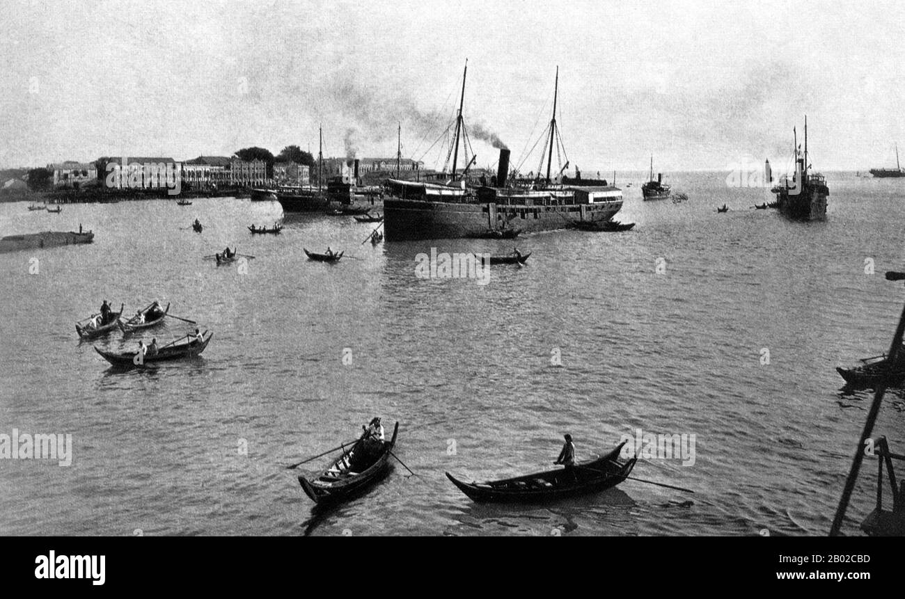 Malaysia: Dampfschiffe im Hafen von Penang, 1906. Die britischen Territorialerwerbungen in den Ländern, die heute Malaysia und Singapur umfassen, gehen auf das Jahr 1786 zurück, als der Sultan von Kedah, der sowohl durch gelegentliche Angriffe auf Burma als auch Siam bedroht war, Penang Island an die britische Ostindien-Kompanie abtrat, im Austausch für Schutz gegen seine aggressiven nördlichen Nachbarn. Am 11. August 1786 nahm Captain Francis Light die Insel in Besitz und benannte sie in Prince of Wales Island um. 1798 wurde ein Küstenstreifen gegenüber Penang in ähnlicher Weise an die Briten abgetreten. Stockfoto