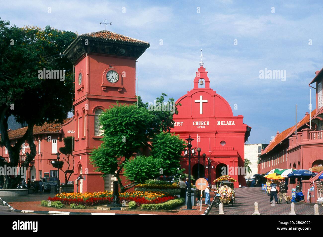 Die Christ Church ist eine anglikanische Kirche aus dem 18. Jahrhundert in der Stadt Malakka (Melaka). Sie ist die älteste funktionierende evangelische Kirche in Malaysia und liegt in der Jurisdiktion des unteren zentralen Archdeaconry der anglikanischen Diözese Westmalaysien. 1641 gelang es den Holländern im Bündnis mit dem Sultan von Johor, die Portugiesen zu verdrängen und die Kontrolle über Malakka zu übernehmen. Ihr Stempel ist auf der Stadt in der Stadthuys oder der Residenz des Gouverneurs, dem ältesten niederländischen Gebäude Südostasiens, noch immer unauslöschlich eingezeichnet. Stockfoto
