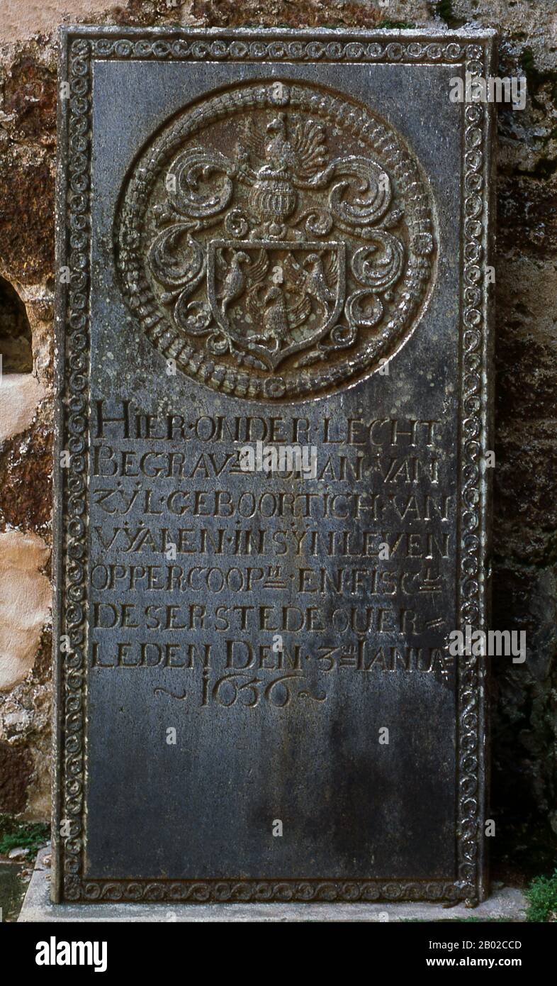 Die Pauluskirche wurde ursprünglich 1521 erbaut. In Den Décadas da Ásia, dem bahnbrechenden Werk des portugiesischen Chronisten João de Barros, war der ursprüngliche Bau eine einfache, der Jungfrau Maria geweihte Kapelle. Die Kapelle wurde von einem portugiesischen fidalgo oder Adligen, Duarte Coelho, als Dankesakt nach seiner Flucht vor einem Sturm im Südchinesischen Meer erbaut. Die Kapelle wurde 1548 vom Bischof von Goa, João Afonso de Albuquerque, der Gesellschaft Jesu mit den von St. Franz Xavier erhaltenen Titeltaten beigetreten. Die Kapelle wurde dann 1556 unter Hinzufügung eines zweiten Stockwerks, eines, weiter vergrößert Stockfoto