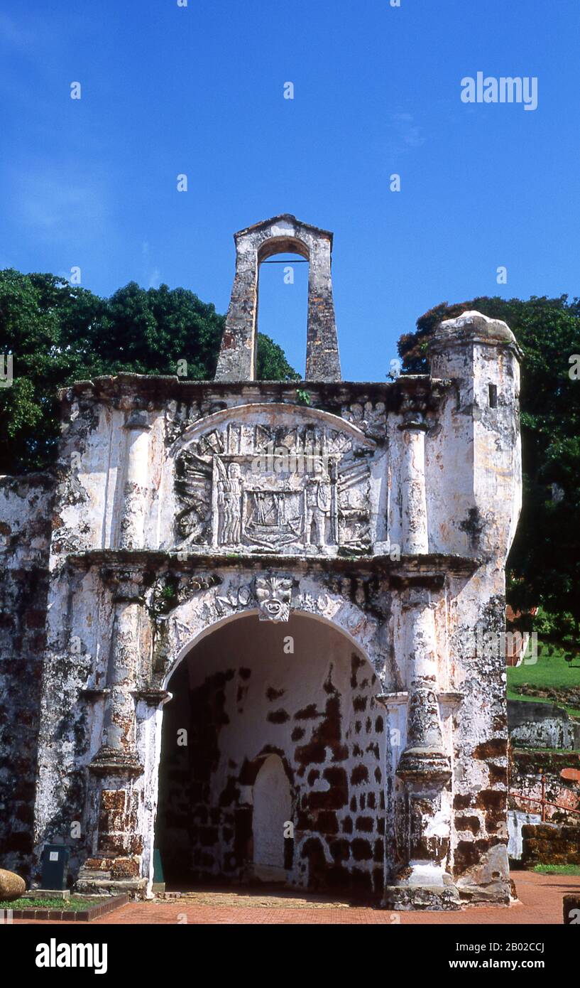 Malaysia: Porta de Santiago, das einzige noch erhaltene Tor der A Famosa (ein portugiesisches Fort), Malakka. A Famosa (Malaiisch Kota A Famosa; Portugiesisch „der berühmte“) ist eine portugiesische Festung. Sie gehört zu den ältesten noch erhaltenen europäischen architektonischen Überresten Asiens. Die Porta de Santiago, ein kleines Torhaus, ist der einzige noch erhaltene Teil der Festung. Im April 1511 segelte der portugiesische Konquistador Afonso de Albuquerque von Goa nach Malakka mit etwa 1.200 Mann auf einer Flotte von 17 oder 18 Schiffen. Sie eroberten die Stadt am 24. August 1511. Stockfoto