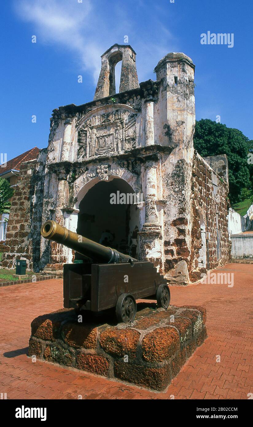 Malaysia: Eine alte Kanone vor der Porta de Santiago, das einzige noch erhaltene Tor der A Famosa (ein portugiesisches Fort), Malakka. A Famosa (Malaiisch Kota A Famosa; Portugiesisch „der berühmte“) ist eine portugiesische Festung. Sie gehört zu den ältesten noch erhaltenen europäischen architektonischen Überresten Asiens. Die Porta de Santiago, ein kleines Torhaus, ist der einzige noch erhaltene Teil der Festung. Im April 1511 segelte der portugiesische Konquistador Afonso de Albuquerque von Goa nach Malakka mit etwa 1.200 Mann auf einer Flotte von 17 oder 18 Schiffen. Sie eroberten die Stadt am 24. August 1511. Stockfoto