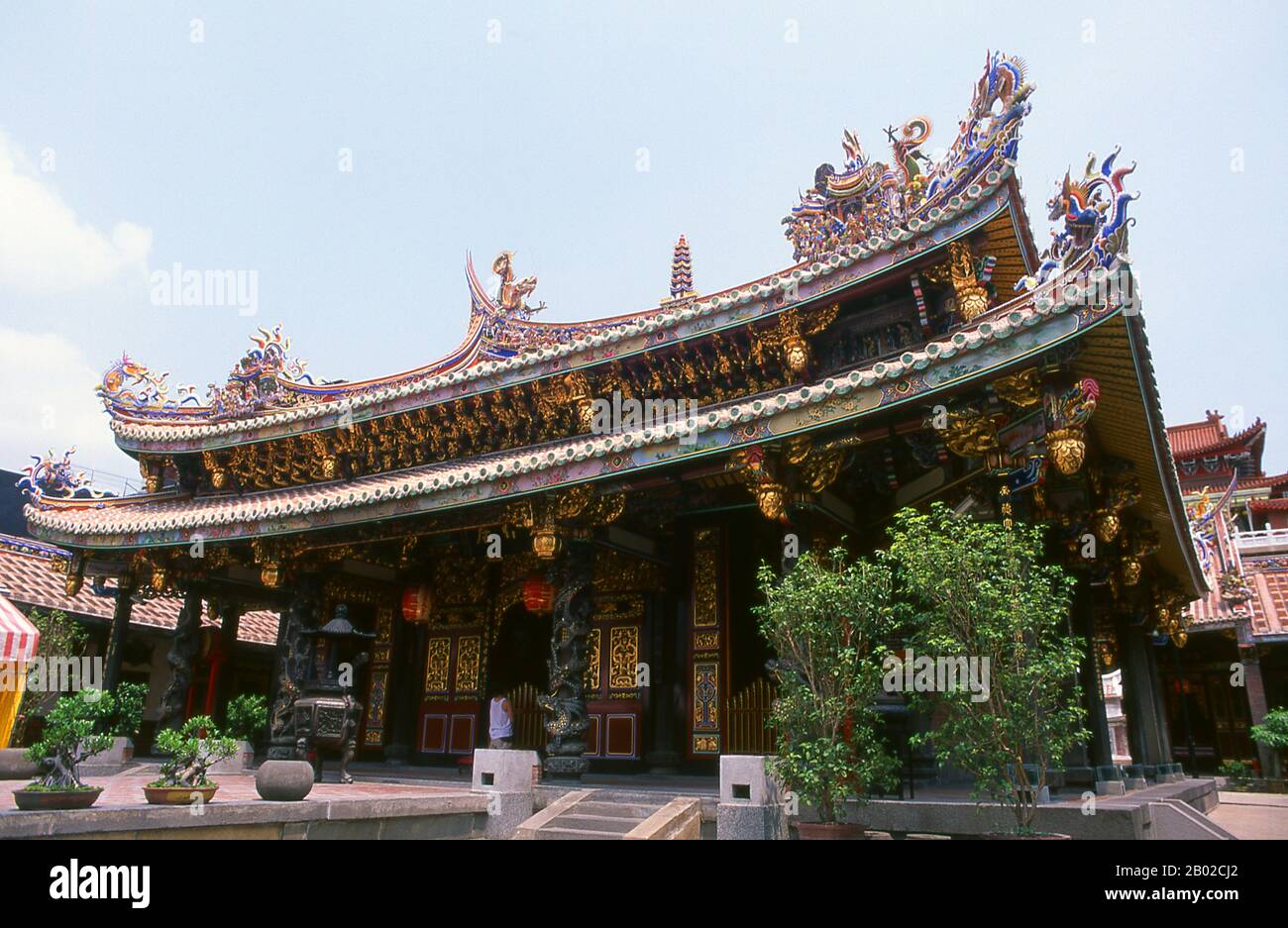 Der Dalongdong Baoan-Tempel (Chinesisch: 大龍峒保安宮; Pe̍h-ōe-jī: Tōa-lông-pōng pó an-Kiong), auch Taipeh Baoan-Tempel (Chinesisch: 臺北保安宮) ist ein taiwanischer Folk-Religion-Tempel, der im Taiwanesen im Bezirk Datong in Taipeh, Taiwan, erbaut wurde. Der heutige Tempel wurde ursprünglich von Clanmitgliedern im Tong'an District (同安) erbaut, die Anfang des 19. Jahrhunderts nach Taipeh einwanderten und dem Tempel den Namen Bao'an (保安) gaben, um "die von Tong'an" (保佑同安) zu schützen. Der Tempelbau begann im Jahr 1804 und ersetzte einen zuvor vorhandenen Holzschrein aus dem Jahr 1742 in Dalongdong. Stockfoto