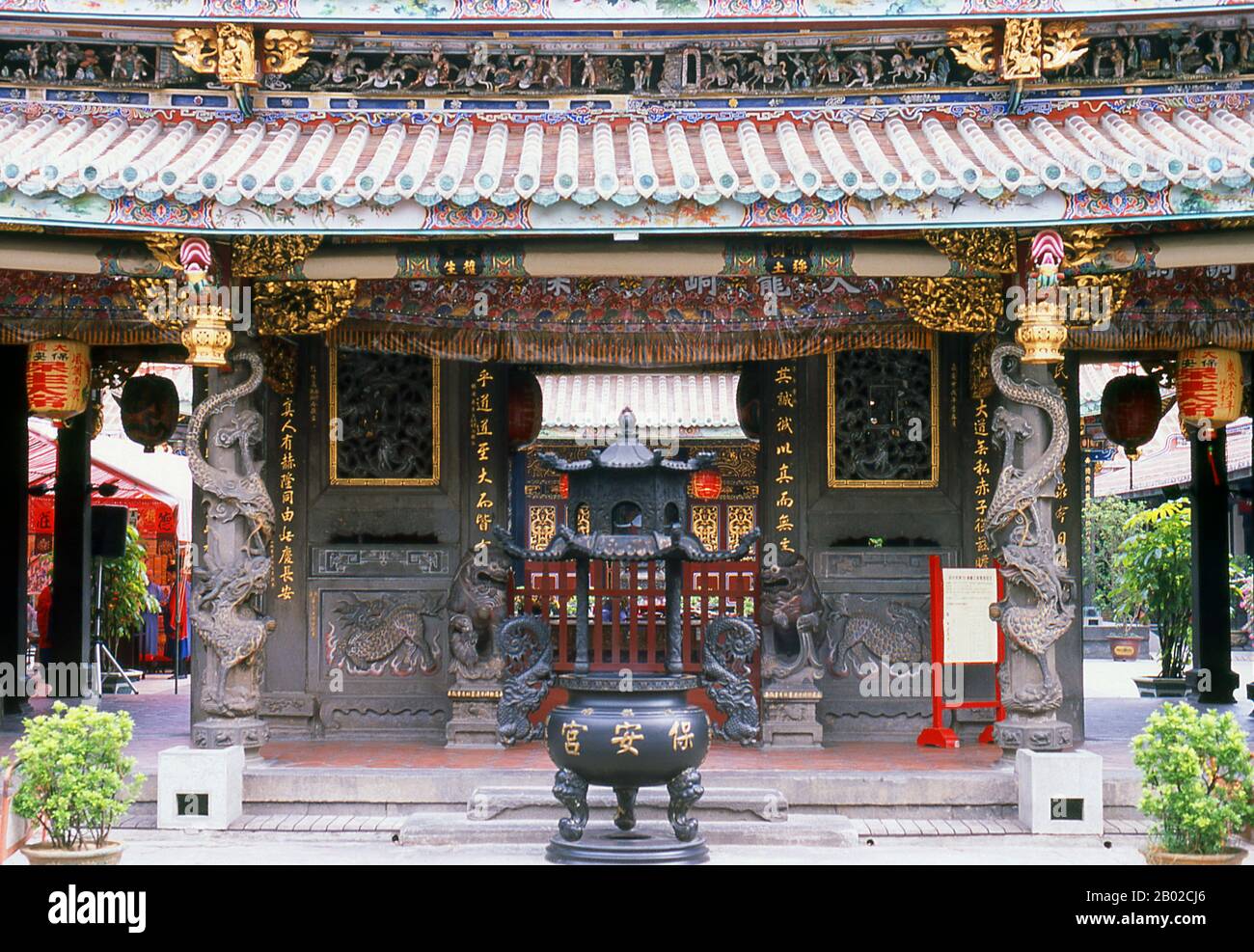 Der Dalongdong Baoan-Tempel (Chinesisch: 大龍峒保安宮; Pe̍h-ōe-jī: Tōa-lông-pōng pó an-Kiong), auch Taipeh Baoan-Tempel (Chinesisch: 臺北保安宮) ist ein taiwanischer Folk-Religion-Tempel, der im Taiwanesen im Bezirk Datong in Taipeh, Taiwan, erbaut wurde. Der heutige Tempel wurde ursprünglich von Clanmitgliedern im Tong'an District (同安) erbaut, die Anfang des 19. Jahrhunderts nach Taipeh einwanderten und dem Tempel den Namen Bao'an (保安) gaben, um "die von Tong'an" (保佑同安) zu schützen. Der Tempelbau begann im Jahr 1804 und ersetzte einen zuvor vorhandenen Holzschrein aus dem Jahr 1742 in Dalongdong. Stockfoto