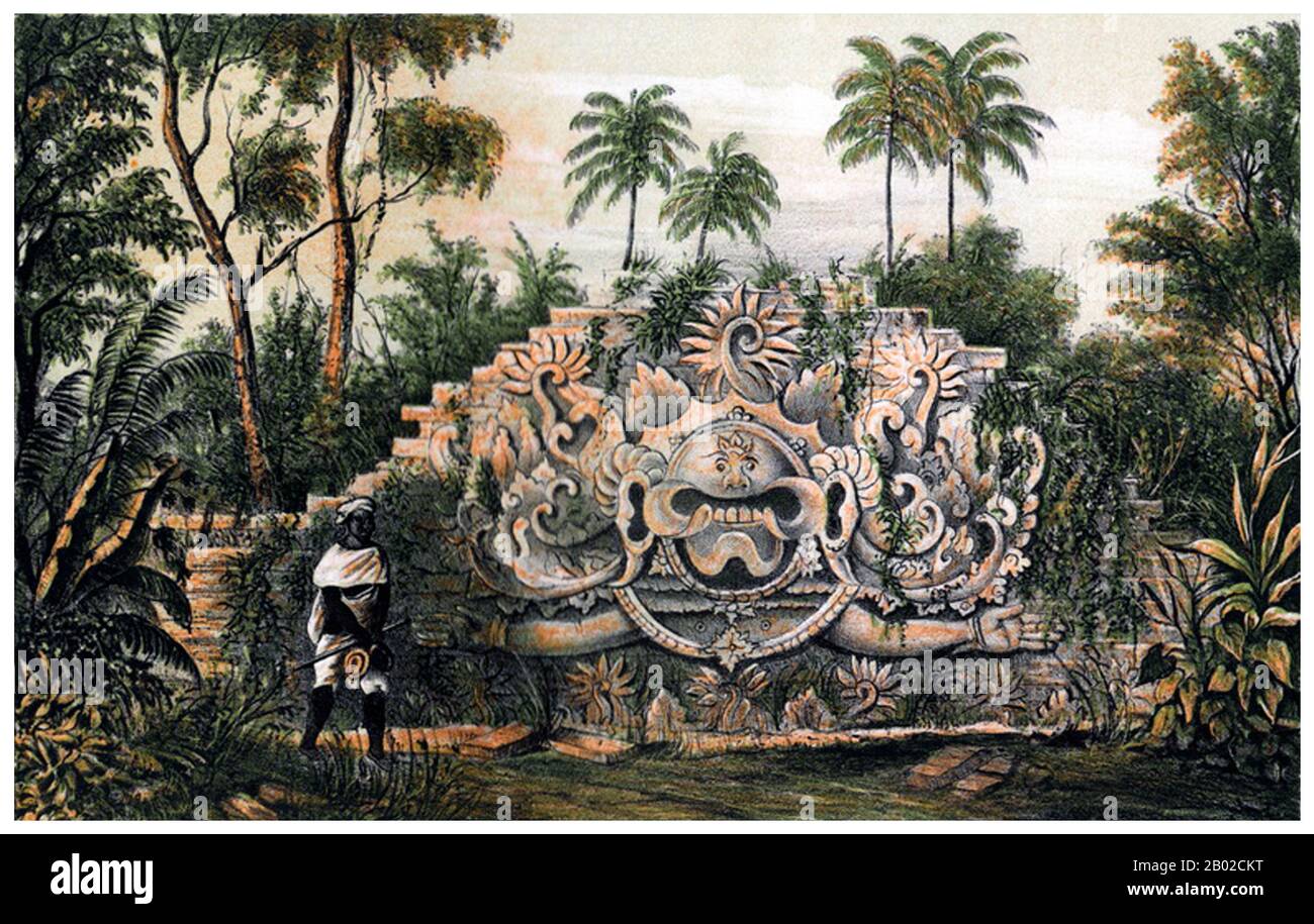 Candi sind die Hindu- und buddhistischen Tempel und Heiligtümer Indonesiens, die größtenteils im 8. Bis 15. Jahrhundert erbaut wurden. Uralte nicht-religiöse Strukturen wie Tore, urbane Ruinen, Pools und Badeplätze werden aber oft auch "candi" genannt. Candi bezeichnet eine Struktur, die auf dem indischen Typ des einzelligen Schreins basiert, mit einem darüber liegenden pyramidalen Turm und einem Portikus. Der Begriff Candi wird als Präfix für die vielen Tempelberge Indonesiens verwendet, die als Darstellung des kosmischen Berges Meru, eines Inbegriff des Universums, errichtet wurden. Der Begriff galt aber auch für viele nicht-religiöse Strukturen da Stockfoto Candi sind die Hindu- und buddhistischen Tempel und Heiligtümer Indonesiens, die größtenteils im 8. Bis 15. Jahrhundert erbaut wurden. Uralte nicht-religiöse Strukturen wie Tore, urbane Ruinen, Pools und Badeplätze werden aber oft auch "candi" genannt. Candi bezeichnet eine Struktur, die auf dem indischen Typ des einzelligen Schreins basiert, mit einem darüber liegenden pyramidalen Turm und einem Portikus. Der Begriff Candi wird als Präfix für die vielen Tempelberge Indonesiens verwendet, die als Darstellung des kosmischen Berges Meru, eines Inbegriff des Universums, errichtet wurden. Der Begriff galt aber auch für viele nicht-religiöse Strukturen da Stockfoto