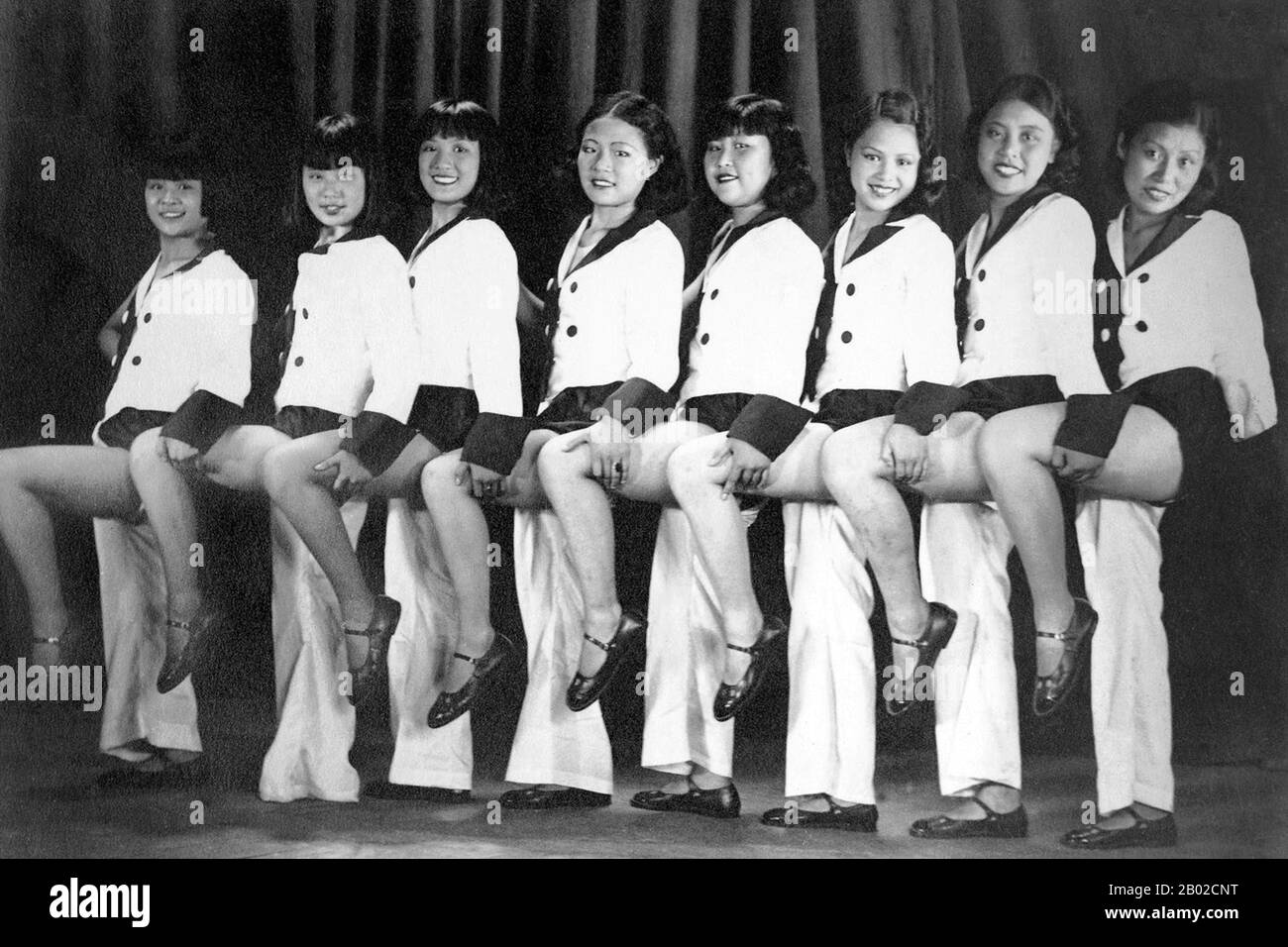 Shanghai: Chorlinie chinesischer Sternchen in der „Bright Moonlight Singing and Dancing Truppe“, darunter Zhou Xuan (dritter von links), The Future „Miss Golden Voice“ (siehe: CPA0011330; CPA0011329), c. 1930. Die internationale Aufmerksamkeit für Shanghai wuchs im 19. Jahrhundert aufgrund seines Wirtschafts- und Handelspotenzials am Yangtse. Während des Ersten Opiumkrieges (1839–1842) hielten britische Truppen die Stadt vorübergehend unter Kontrolle. Der Krieg endete 1842 mit dem Vertrag von Nanjing, der Shanghai und andere Häfen für den internationalen Handel öffnete. Stockfoto