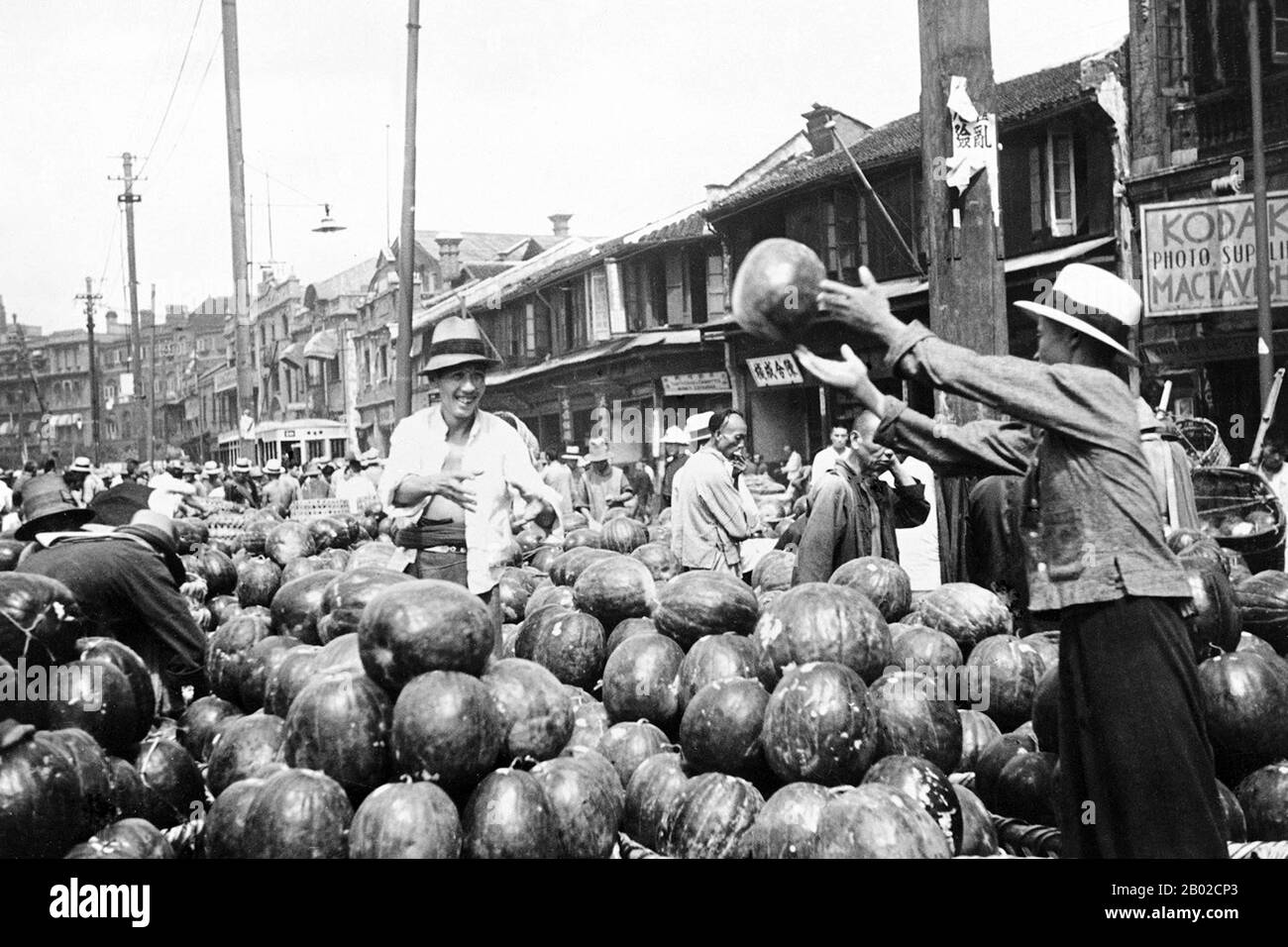 China: Wassermelonenhändler, Shanghai, 1936. Die internationale Aufmerksamkeit für Shanghai wuchs im 19. Jahrhundert aufgrund seines Wirtschafts- und Handelspotenzials am Yangtze. Während des Ersten Opiumkrieges (1839–1842) hielten britische Truppen die Stadt vorübergehend unter Kontrolle. Der Krieg endete 1842 mit dem Vertrag von Nanjing, der Shanghai und andere Häfen für den internationalen Handel öffnete. 1863 schlossen sich die britische Siedlung südlich des Suzhou Creek (Bezirk Huangpu) und die amerikanische Siedlung nördlich des Suzhou Creek (Bezirk Hongkou) zusammen, um die Internationale Siedlung zu bilden. Stockfoto
