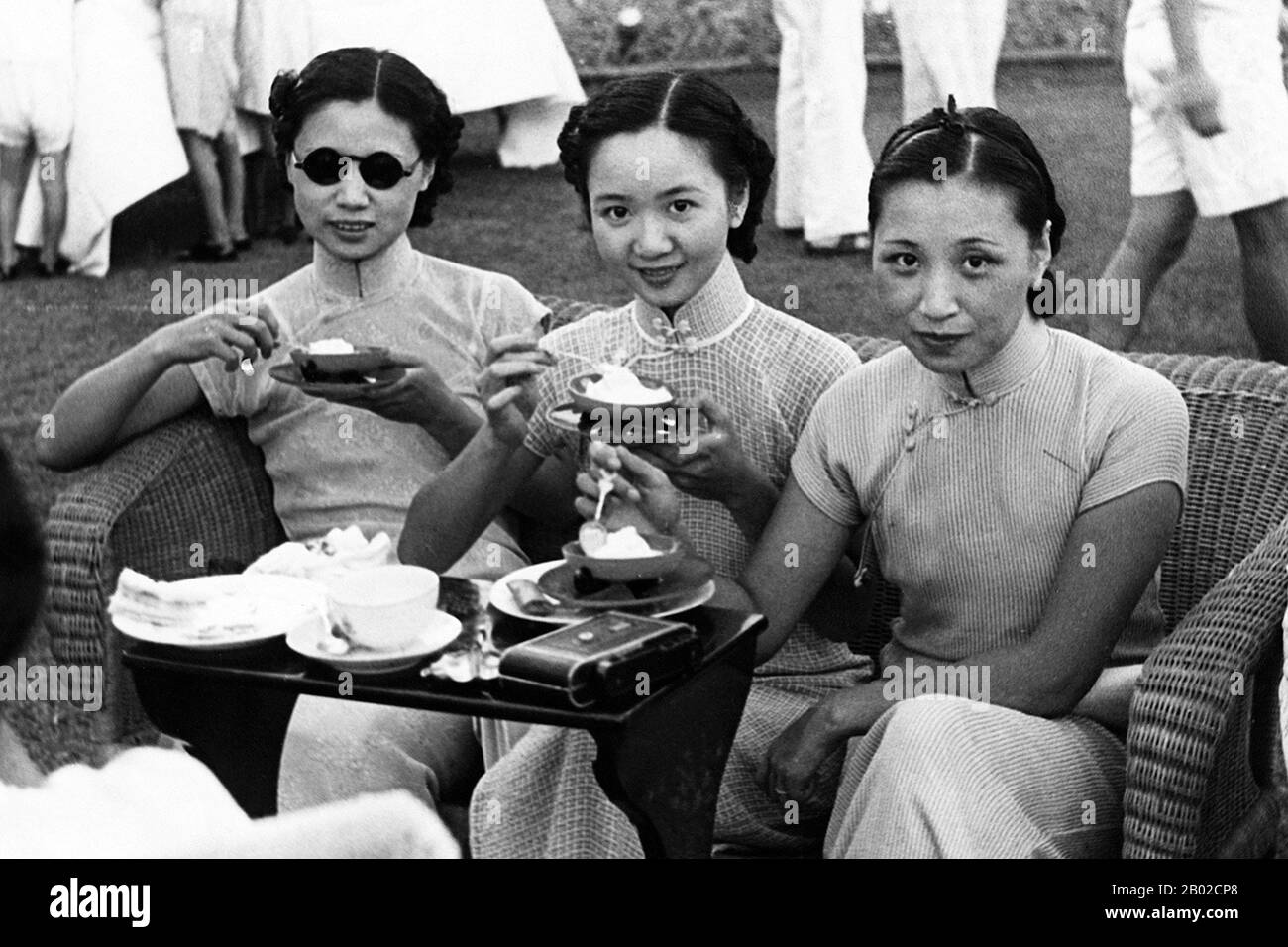 Die internationale Aufmerksamkeit für Shanghai wuchs im 19. Jahrhundert aufgrund seines Wirtschafts- und Handelspotentials am Jangtsekiang. Während des Ersten Opiumkriegs (1832-2) hielten britische Streitkräfte die Stadt vorübergehend. Der Krieg endete mit dem Vertrag von Nanjing aus dem Jahr 1842, mit dem Shanghai und andere Häfen für den internationalen Handel eröffnet wurden. Im Jahr 1863 schlossen sich die britische Siedlung, die südlich des Suzhou Creek (Huangpu District) liegt, und die amerikanische Siedlung, nördlich des Suzhou Creek (Hongkou District), zusammen, um die Internationale Siedlung zu bilden. Die Franzosen haben sich aus dem Shanghaier Gemeinderat verabschiedet und warten Stockfoto